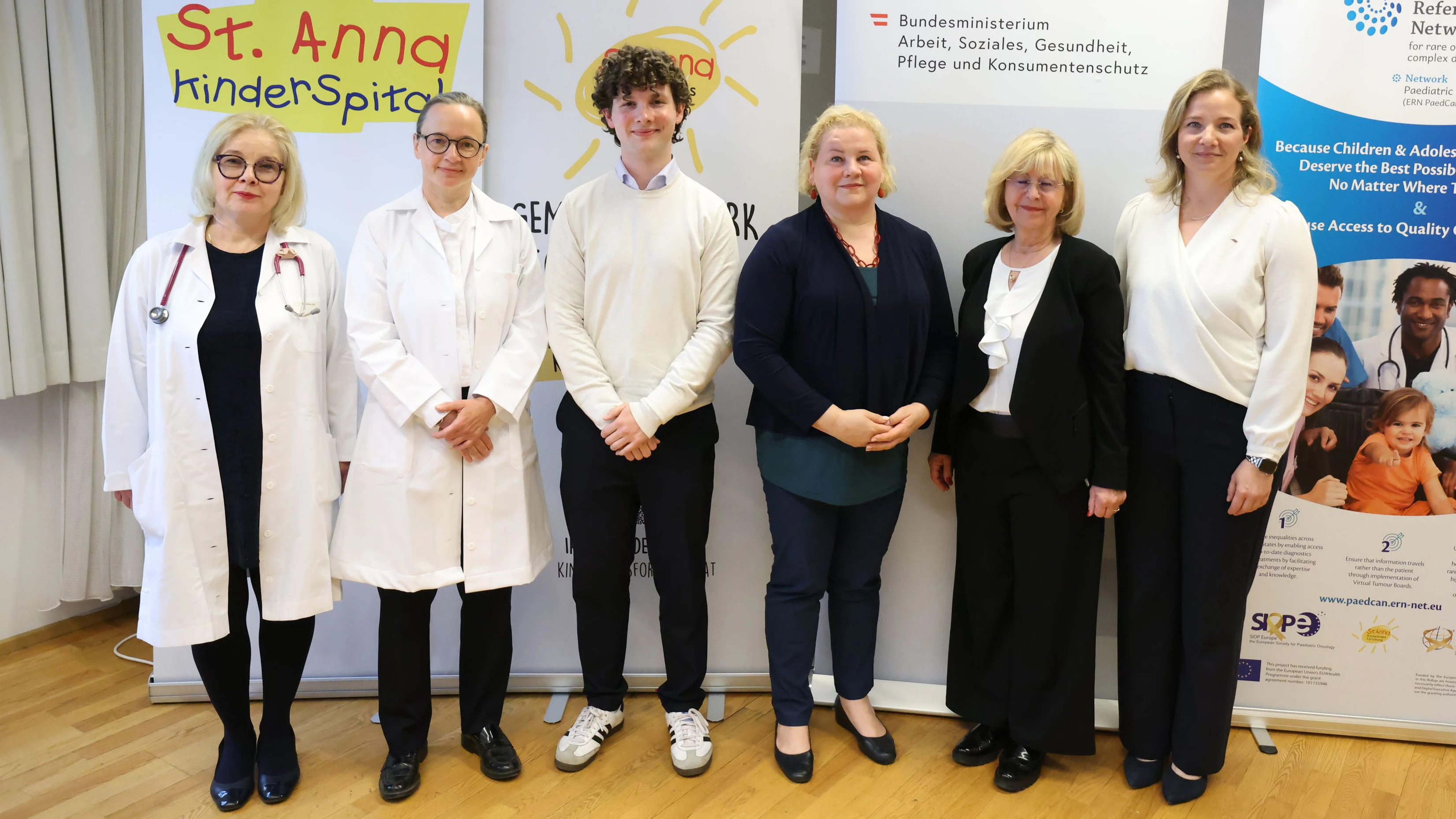 (v.l.) Oberärztin Edit Bárdi, Caroline Hutter (Ärztliche Direktorin im St. Anna Kinderspital), Julian, Gesundheitsministerin Korinna Schumann, Ruth Ladenstein (St. Anna Kinderspital und St. Anna Kinderkrebsforschung) und Angelika Rzepka vom AIT