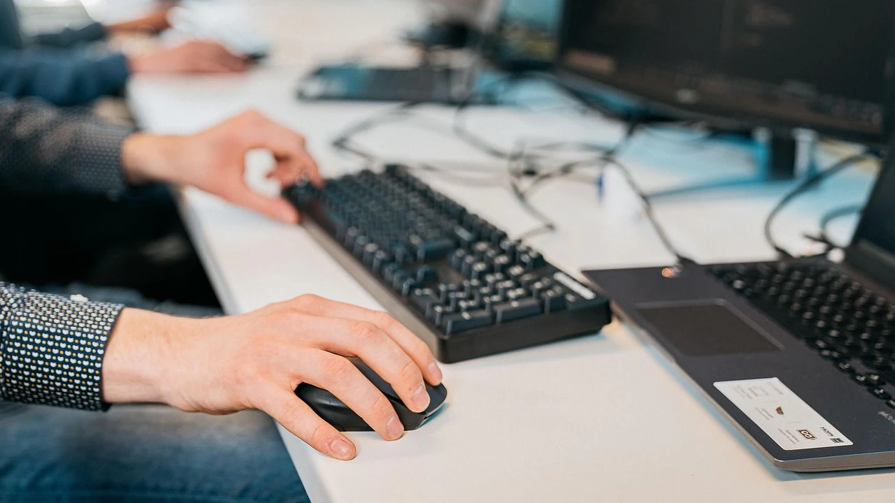 Am Computer tippen beim Arbeiten