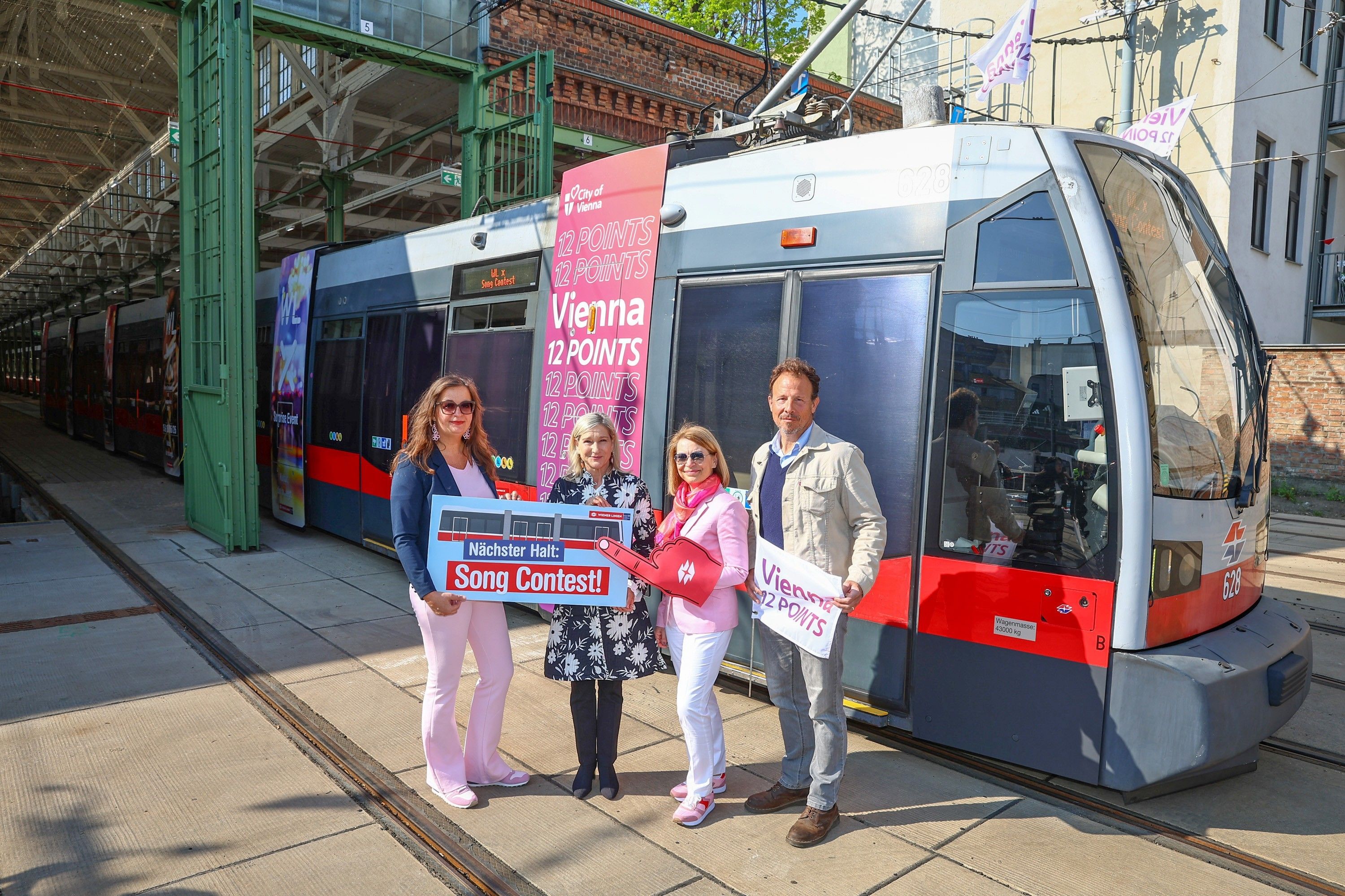 Ulli Sima, Öffi-Stadträtin, Monika Unterholzner, stv. Generaldirektorin der Wiener Stadtwerke, Alexandra Reinagl, Geschäftsführerin der Wiener Linien und Michael Krön und Executive Producer des Eurovision Song Contest 2026 (v.l.)