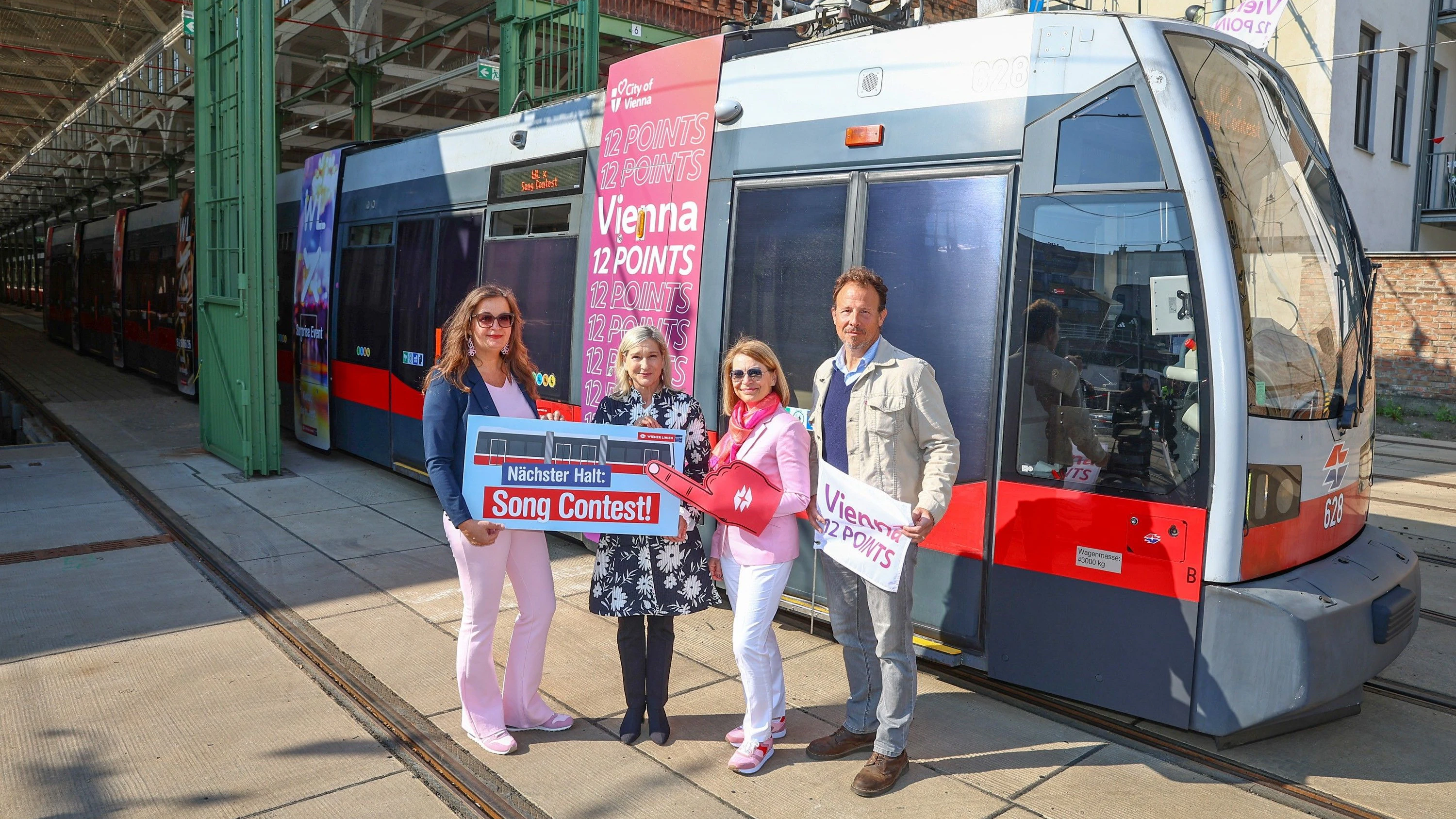Ulli Sima, Öffi-Stadträtin, Monika Unterholzner, stv. Generaldirektorin der Wiener Stadtwerke, Alexandra Reinagl, Geschäftsführerin der Wiener Linien und Michael Krön und Executive Producer des Eurovision Song Contest 2026 (v.l.)