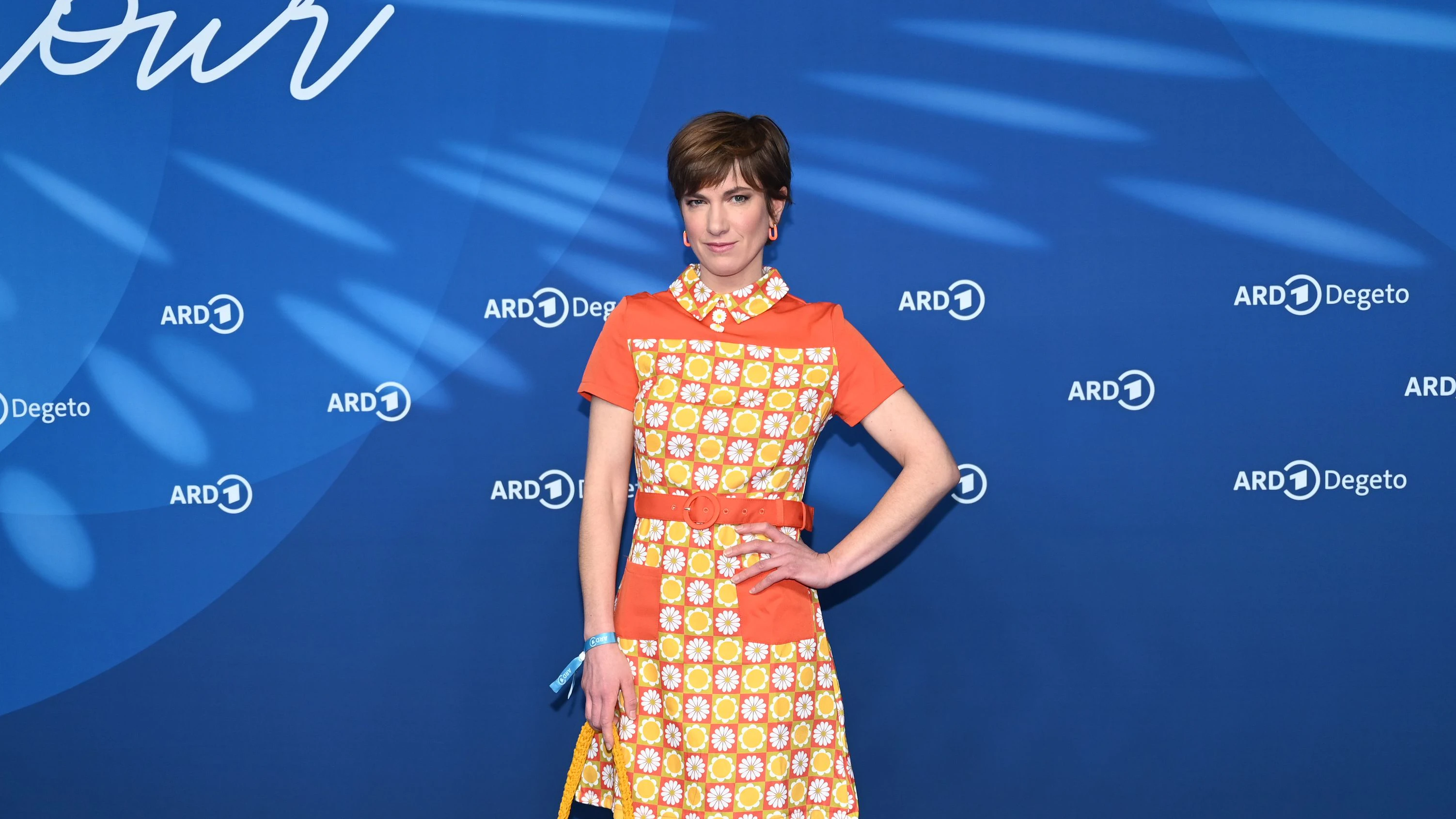 Isabell Horn zeigt sich happy.