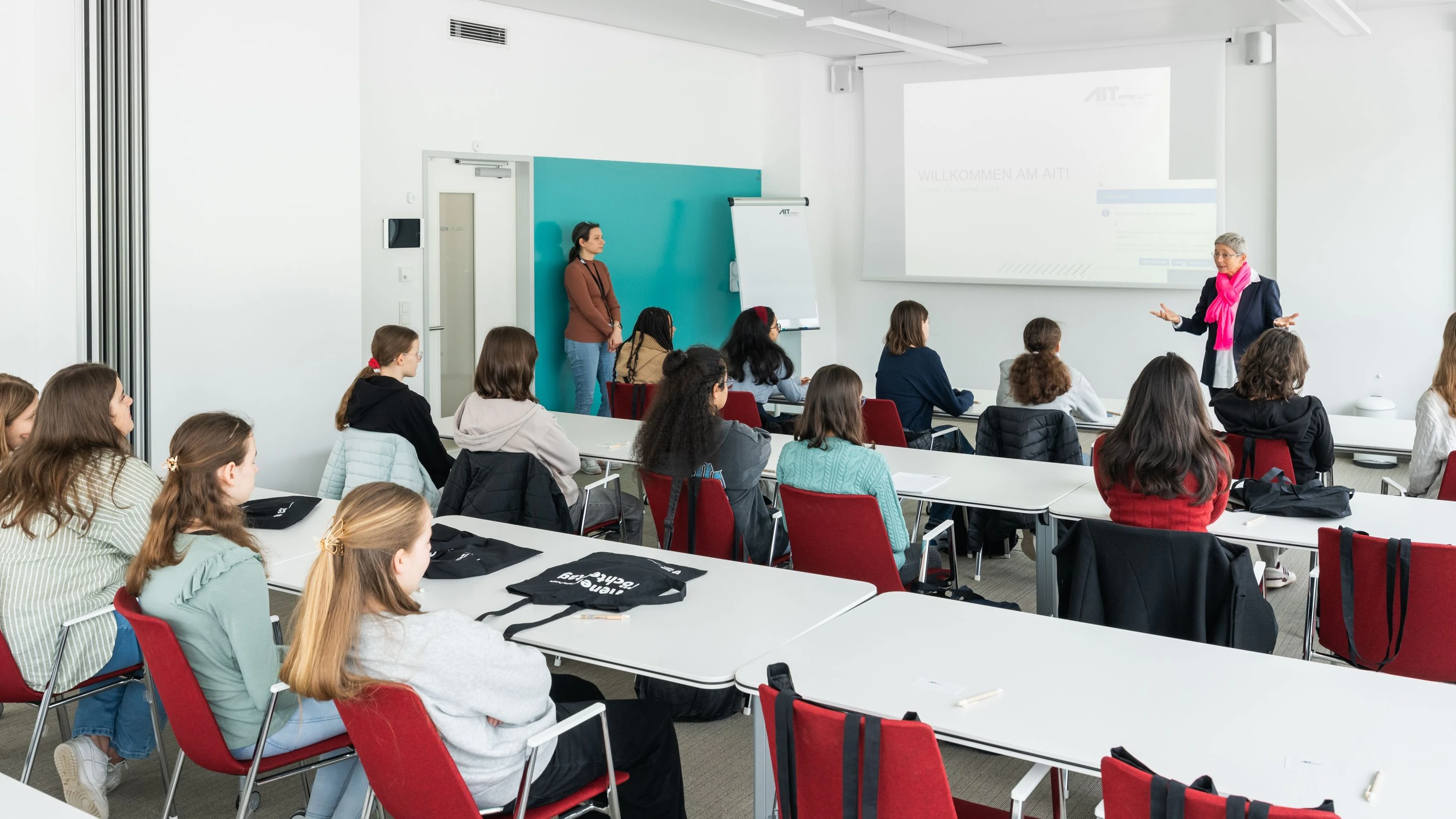 Die Teilnahme am Töchtertag ist kostenlos, und die Schülerinnen sind an diesem Tag vom Unterricht entschuldigt. 