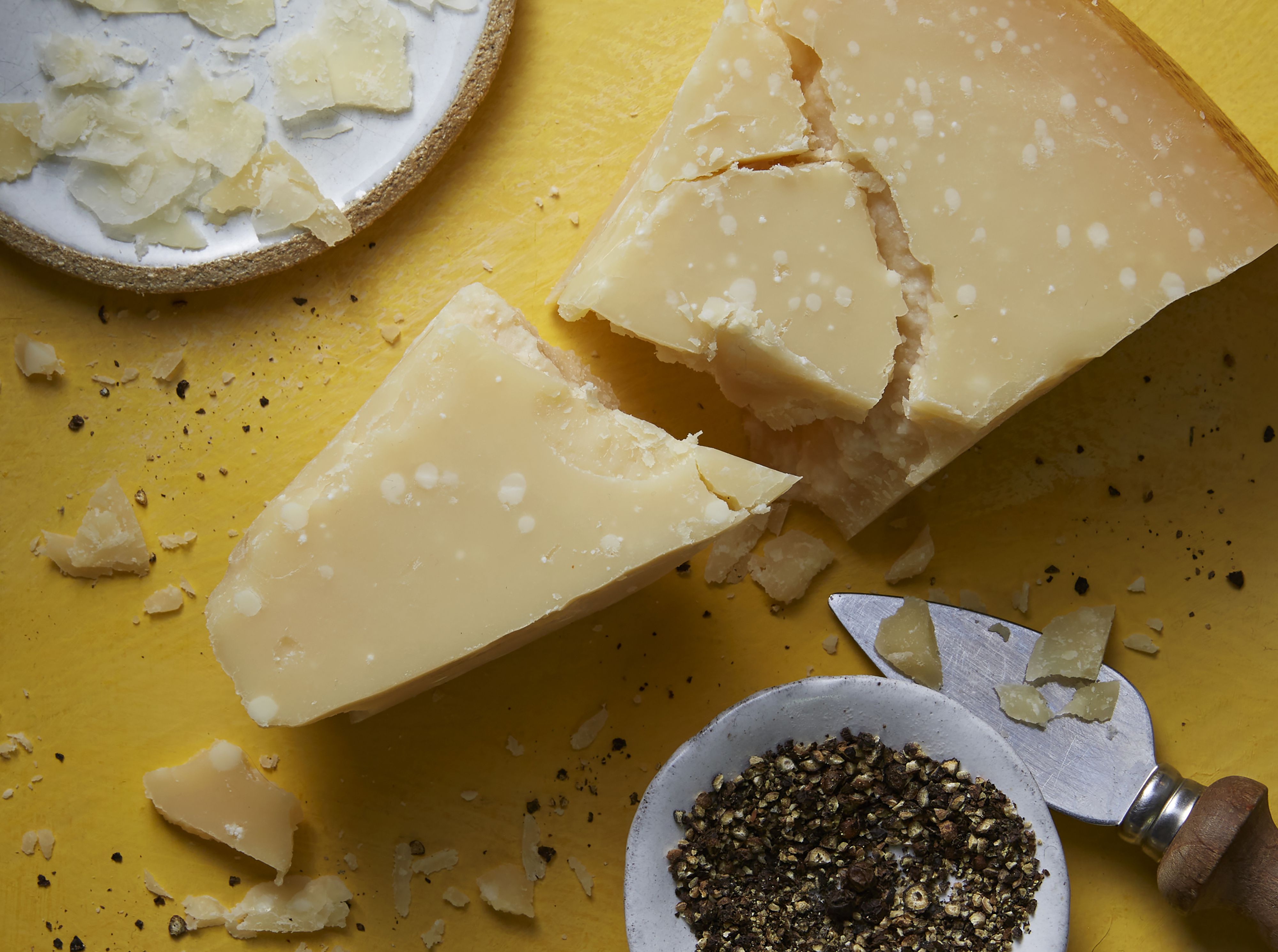 Wickle deinen Parmesan in Küchenpapier, Backpapier oder Butterbrotpapier ein – so bekommt der Käse 