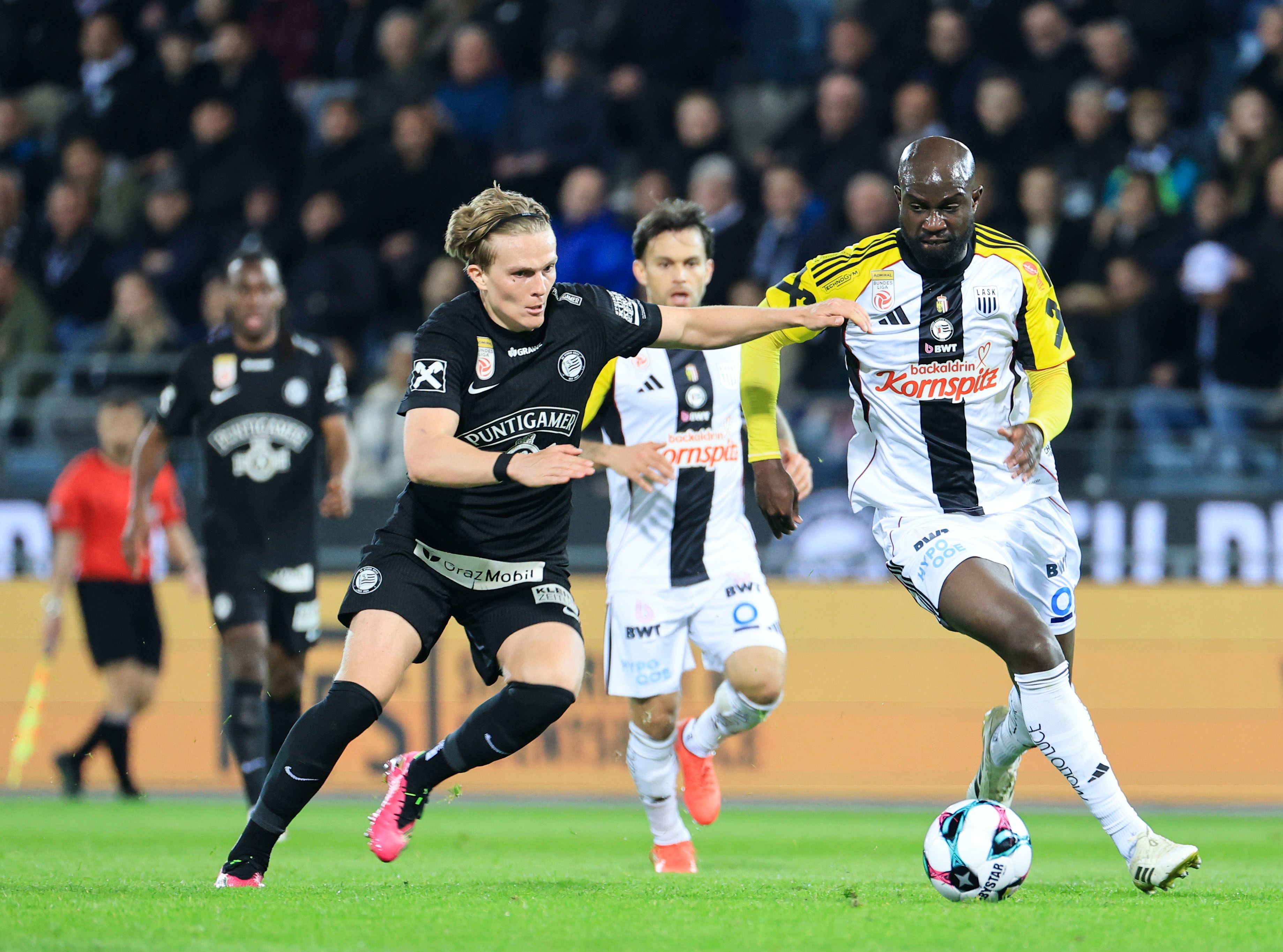 Paul Koller und Samuel Adeniran.