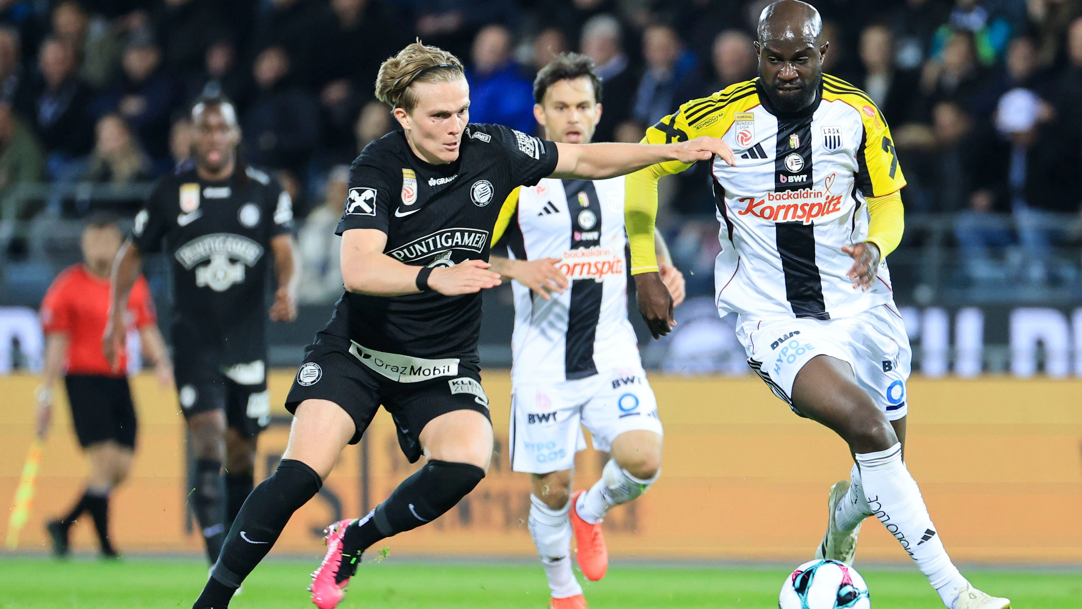 GRAZ,AUSTRIA,22.APR.26 - SOCCER - ADMIRAL Bundesliga, championship group, SK Sturm Graz vs Linzer ASK. Image shows Paul Friedrich Koller (Sturm) and Samuel Adeniran (LASK). Photo: GEPA pictures/ Wolfgang Grebien
