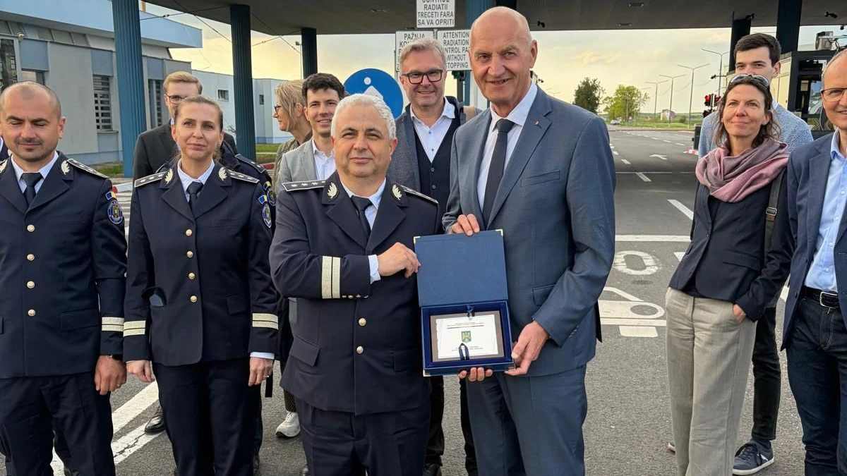 Landesrat Christian Dörfel (re.) mit dem Leiter der Grenzpolizei, Nelu-Gabi Paraschiv.