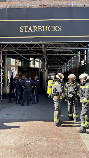Großeinsatz Wiener Kaffeehaus: Brandalarm in der Kärntner Straße, Polizei und Feuerwehr vor Ort, Ursache unklar. Aktuelle Entwicklungen.