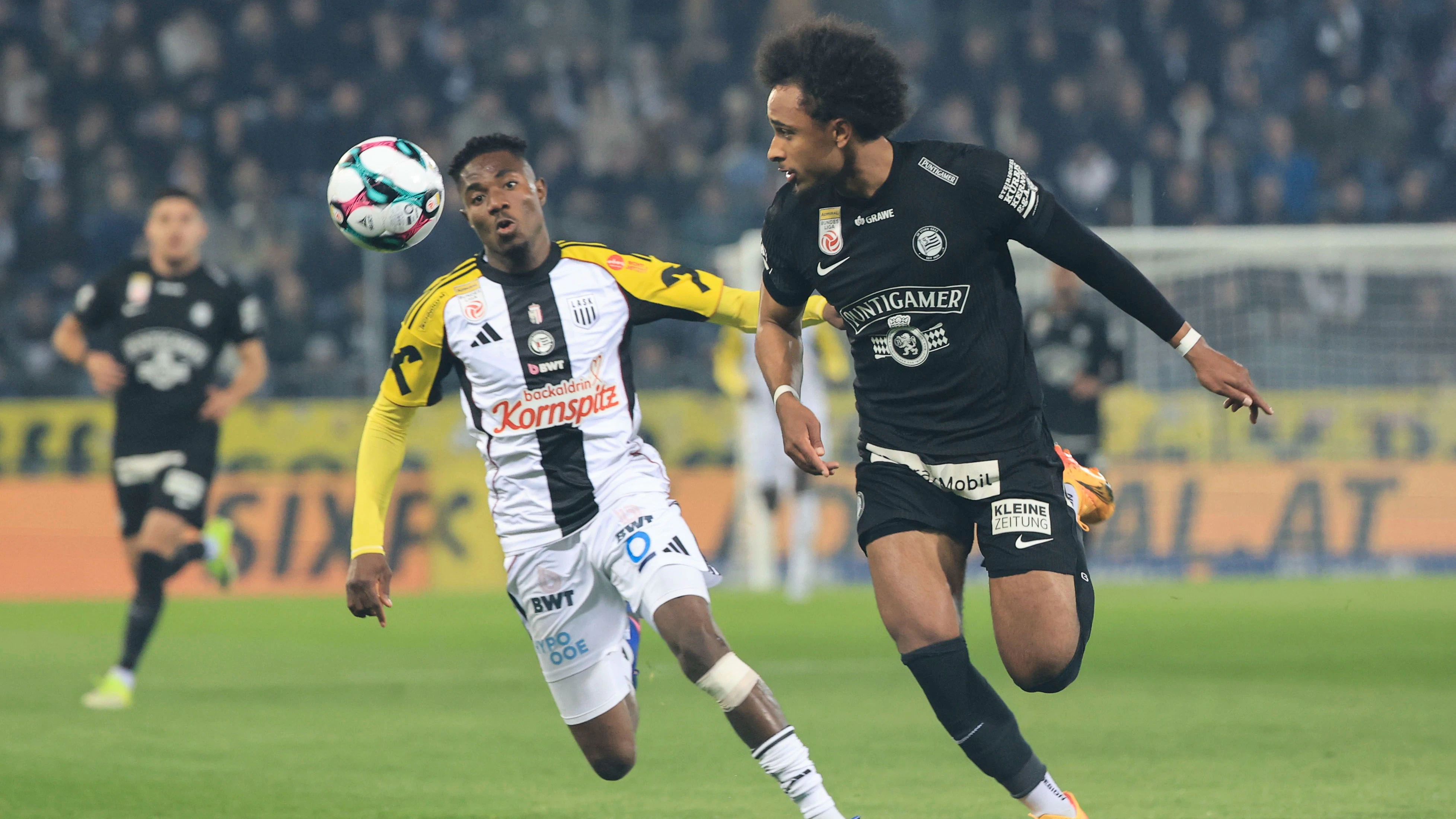 GRAZ,AUSTRIA,22.APR.26 - SOCCER - ADMIRAL Bundesliga, championship group, SK Sturm Graz vs Linzer ASK. Image shows Moses Usor (LASK) and Emanuel Aiwu (Sturm). Photo: GEPA pictures/ Wolfgang Grebien