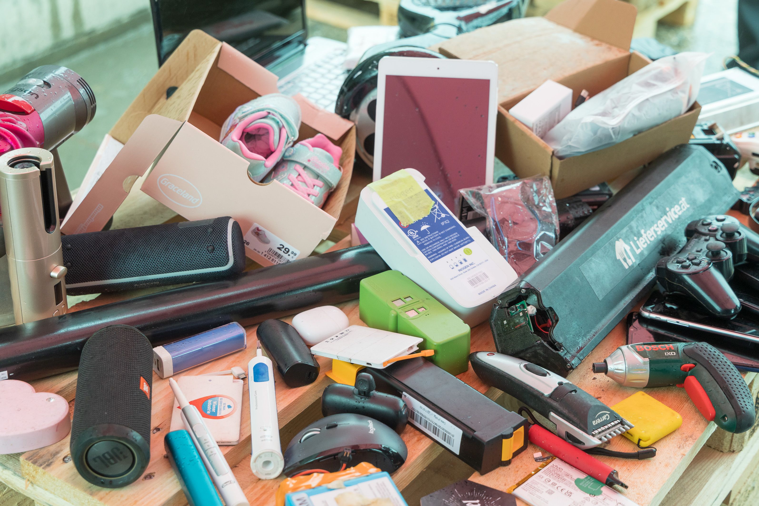 WKO-Vertreter Robert Pfarrwaller warnt vor den Folgen falscher Entsorgung. Akkus im Restmüll könnten zur 