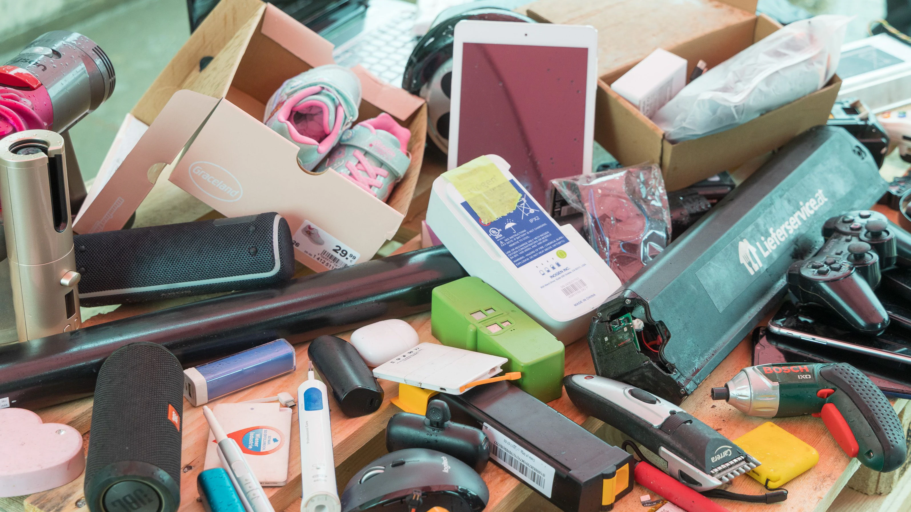 WKO-Vertreter Robert Pfarrwaller warnt vor den Folgen falscher Entsorgung. Akkus im Restmüll könnten zur "tickenden Zeitbomben" werden.