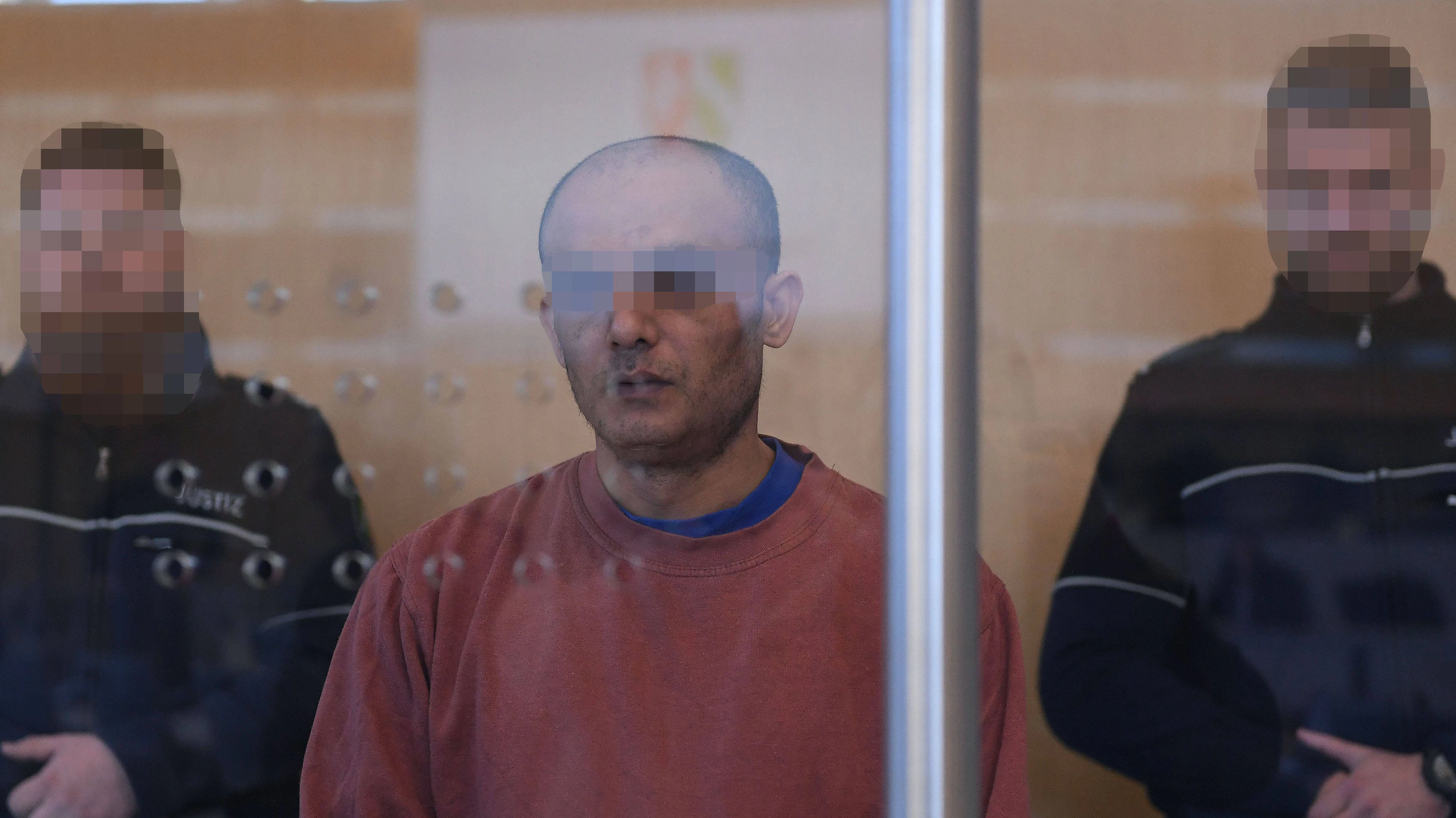 Staatsschutzverfahren gegen einen Syrer in Düsseldorf im März 2026: Gegen den 36-jährigen ist wegen des Verdachts des vierfachen versuchten Mordes, der gefährlichen Körperverletzung und der Mitgliedschaft in einer terroristischen Vereinigung im Ausland (IS) angeklagt.