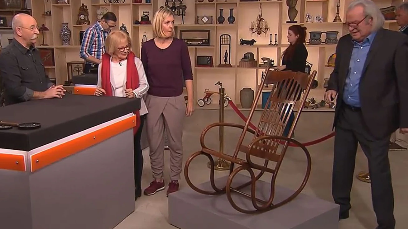 Bei "Bares für Rares" soll ein Wiener Schaukelstuhl verkauft werden.