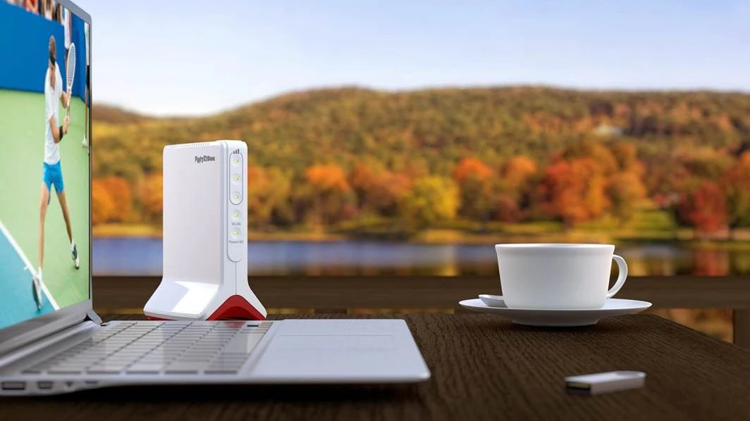 Kleiner Router soll dich überall online bringen: die neue Fritz!Box 6825 4G.