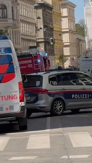 Feuerwehr-Einsätze Wien: Drei Brände in sechs Stunden fordern Großaufgebot bei Wiener Lokalen. Polizei und Rettung ebenfalls vor Ort.
