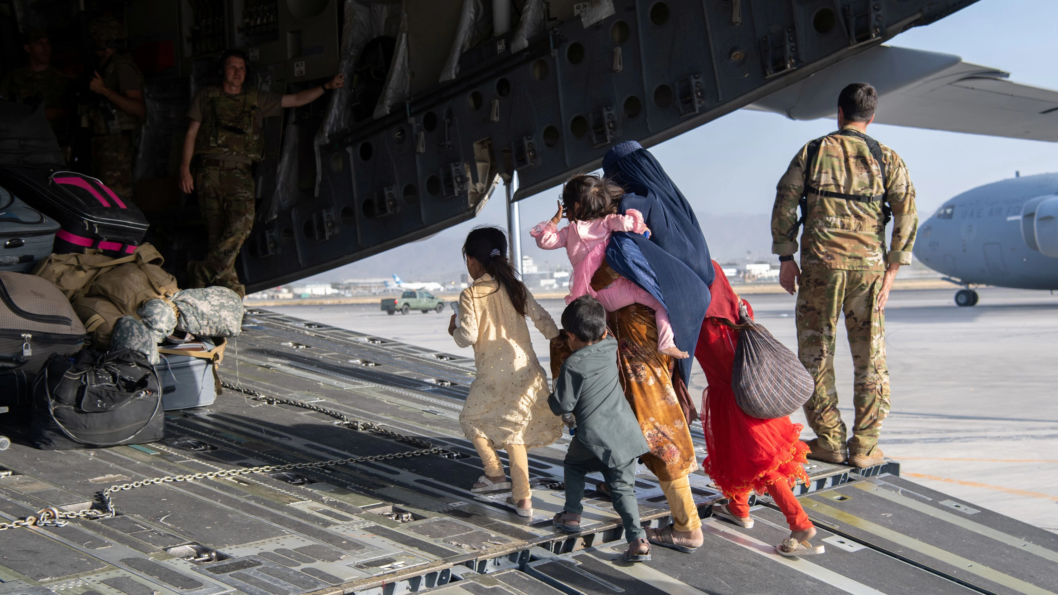 U.S. Air Force loadmasters and pilots assigned to the 816th Expeditionary Airlift Squadron, load passengers aboard a U.S. Air Force C-17 Globemaster III in support of the Afghanistan evacuation at Hamid Karzai International Airport in Kabul, Afghanistan, August 24, 2021. Picture taken August 24, 2021. U.S. Air Force/Master Sgt. Donald R. Allen/Handout via REUTERS  THIS IMAGE HAS BEEN SUPPLIED BY A THIRD PARTY.