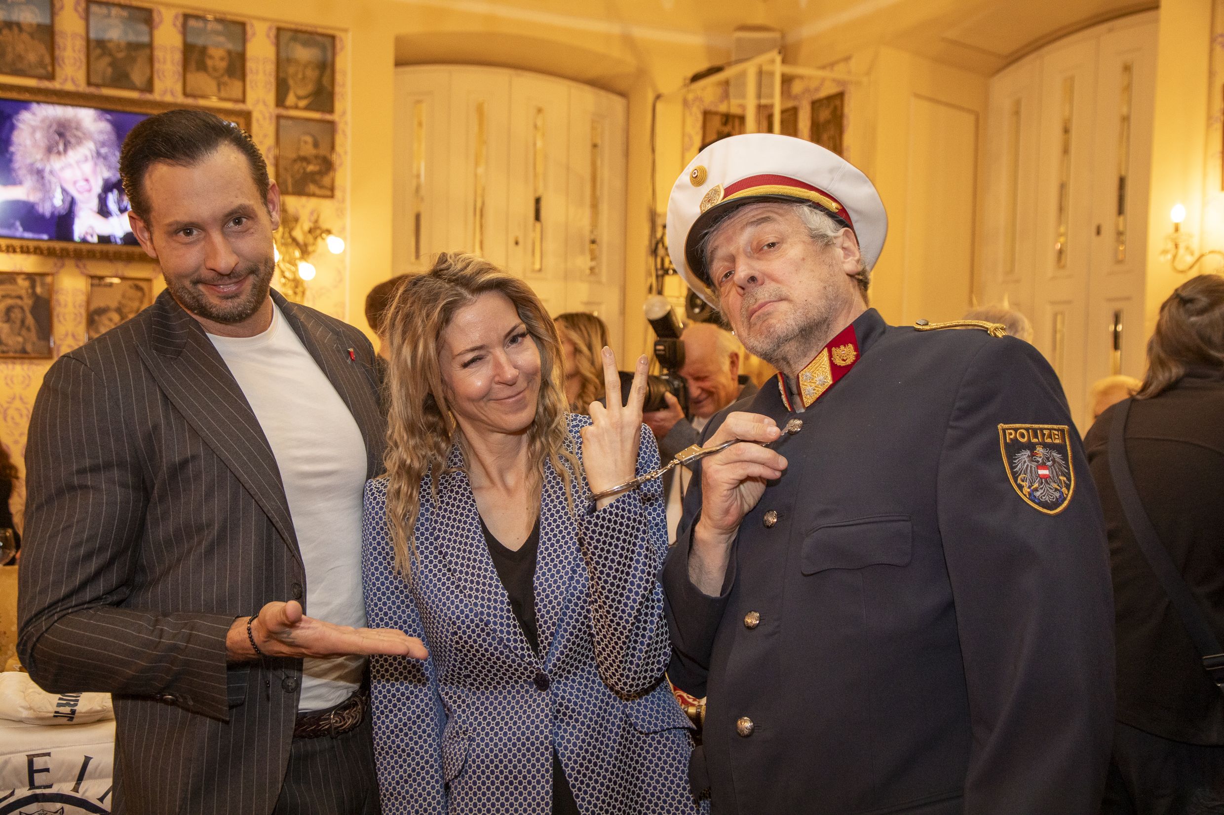 Verhaftet: Simone Lugner mit Paul Wimberger
