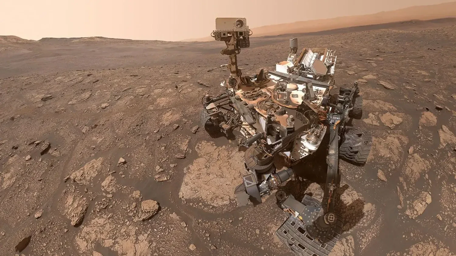 Der Marsrover "Curiosity" der NASA hat dieses Selfie am 25. Oktober 2020 aufgenommen, nachdem er an einer Stelle mit dem Spitznamen "Mary Anning" eine Gesteinsprobe entnommen hatte. Nach jahrelangen eingehenden Analysen hat die Probe die größte Vielfalt an organischen Molekülen offenbart, die jemals auf dem Mars gefunden wurde.