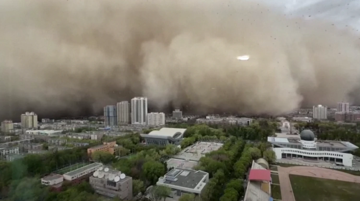 Heute.at - Video: Sandsturm verschluckt ganze Stadt in China