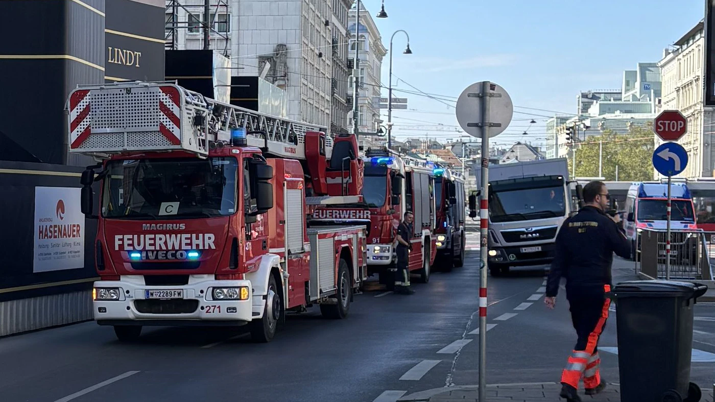 Großaufgebot der Berufsfeuerwehr in der Kärntner Straße.