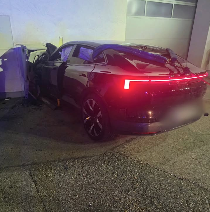 Heute.at - Auto kracht in Hausmauer – Lenker schwer verletzt