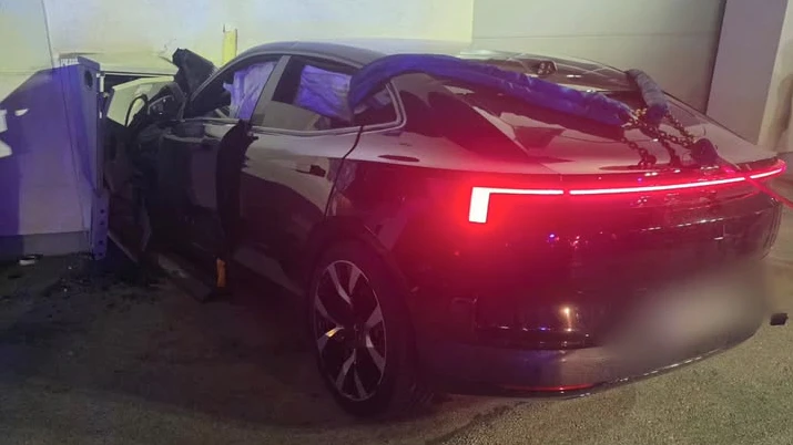 Der schwarze Polestar 4 crachte in eine Hausmauer.