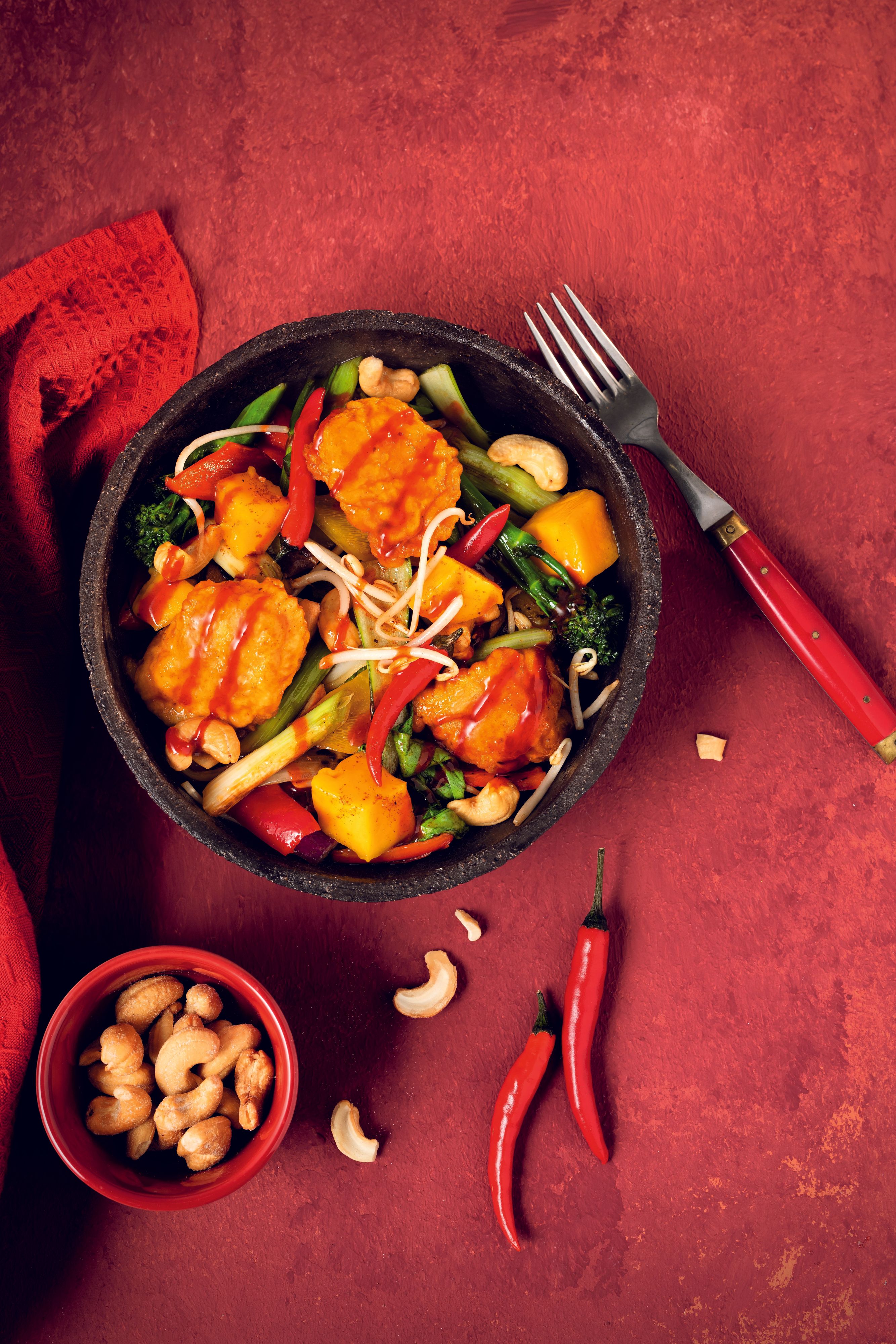 Fried Chili-Chicken auf Wokgemüse und Cashewkerne