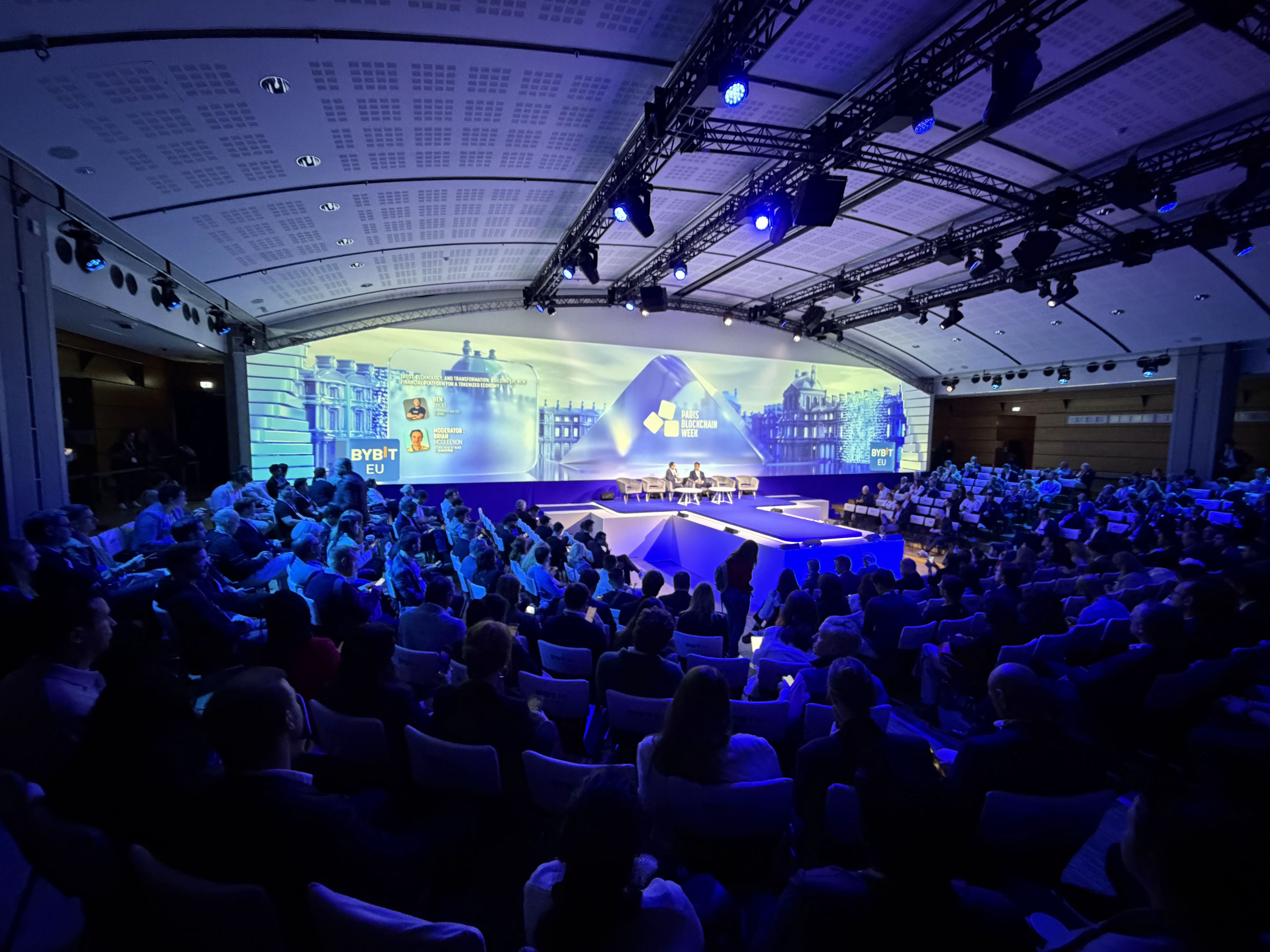 Bybit-CEO Ben Zhou sprach auf der  Paris Blockchain Week 2026 über Vertrauen, KI und die neue Finanzplattform.