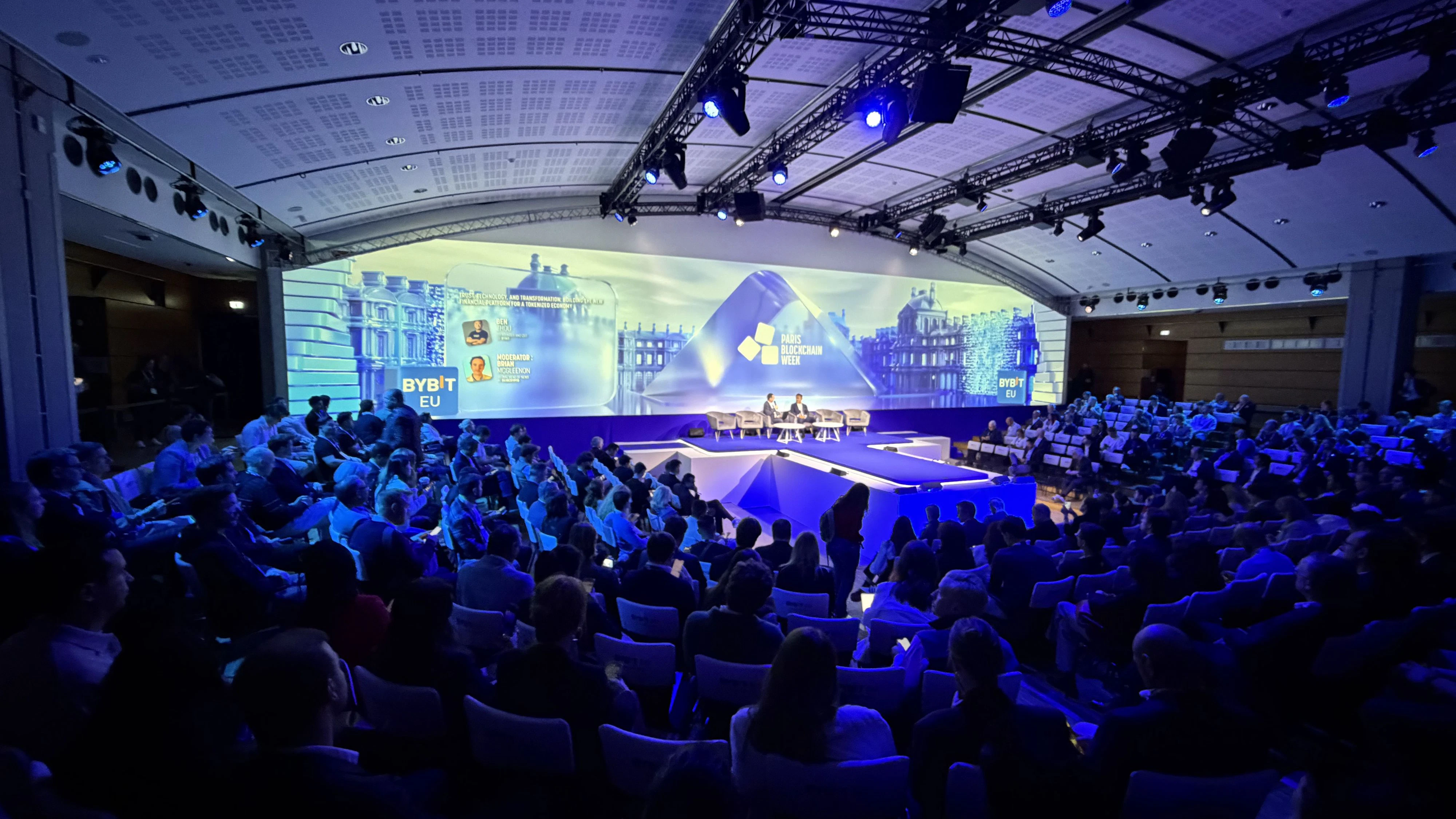 Bybit-CEO Ben Zhou sprach auf der  Paris Blockchain Week 2026 über Vertrauen, KI und die neue Finanzplattform.