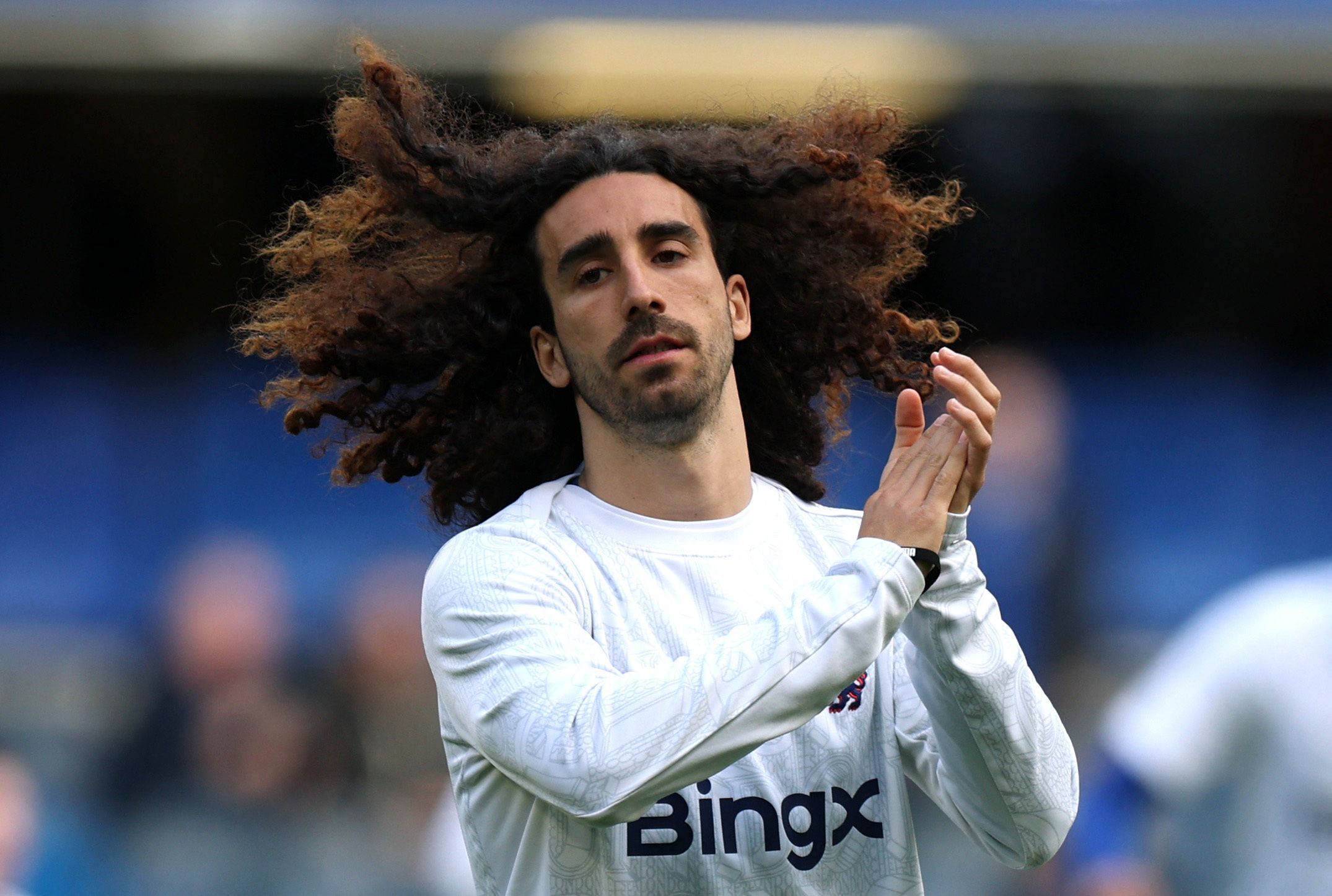 Cucurella hat die Haare schön.