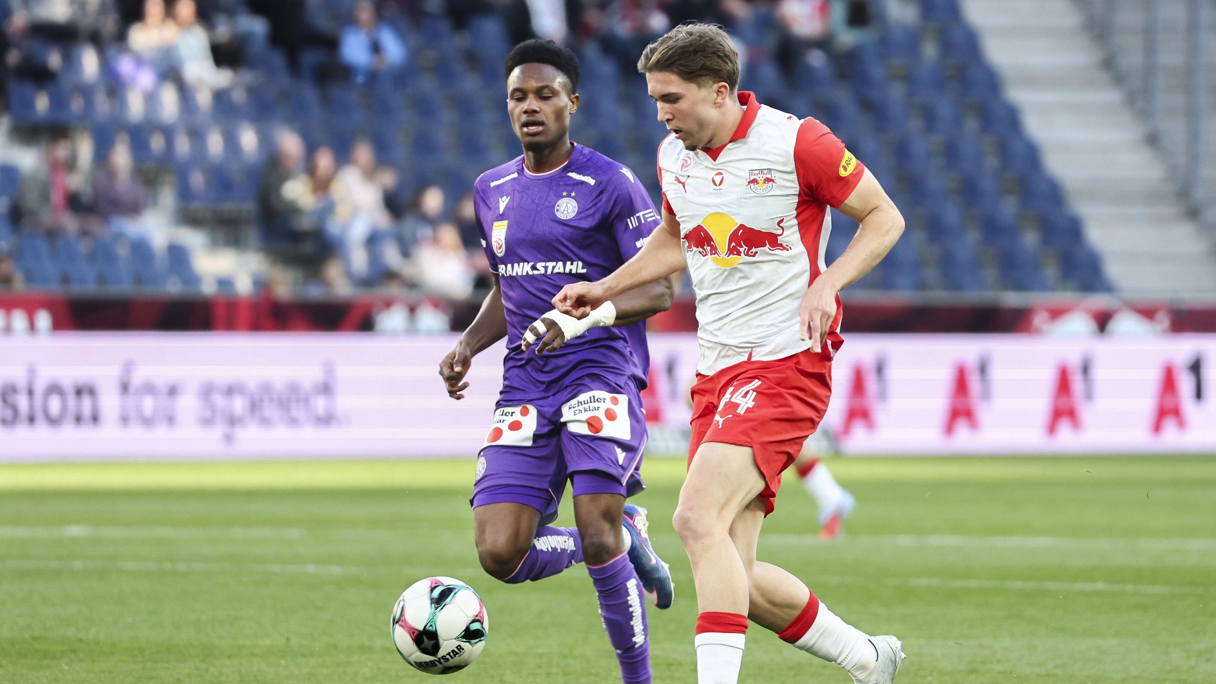 SALZBURG,AUSTRIA,22.APR.26 - SOCCER - ADMIRAL Bundesliga, championship group, Red Bull Salzburg vs FK Austria Wien. Image shows Kelvin Boateng (A.Wien) and Jannik Schuster (RBS). Photo: GEPA pictures/ David Geieregger