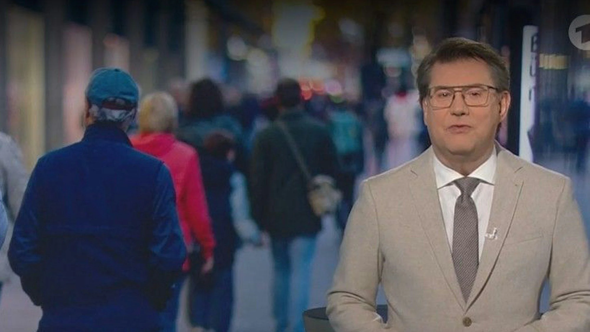 Jens Riewa überrascht mit Brille.