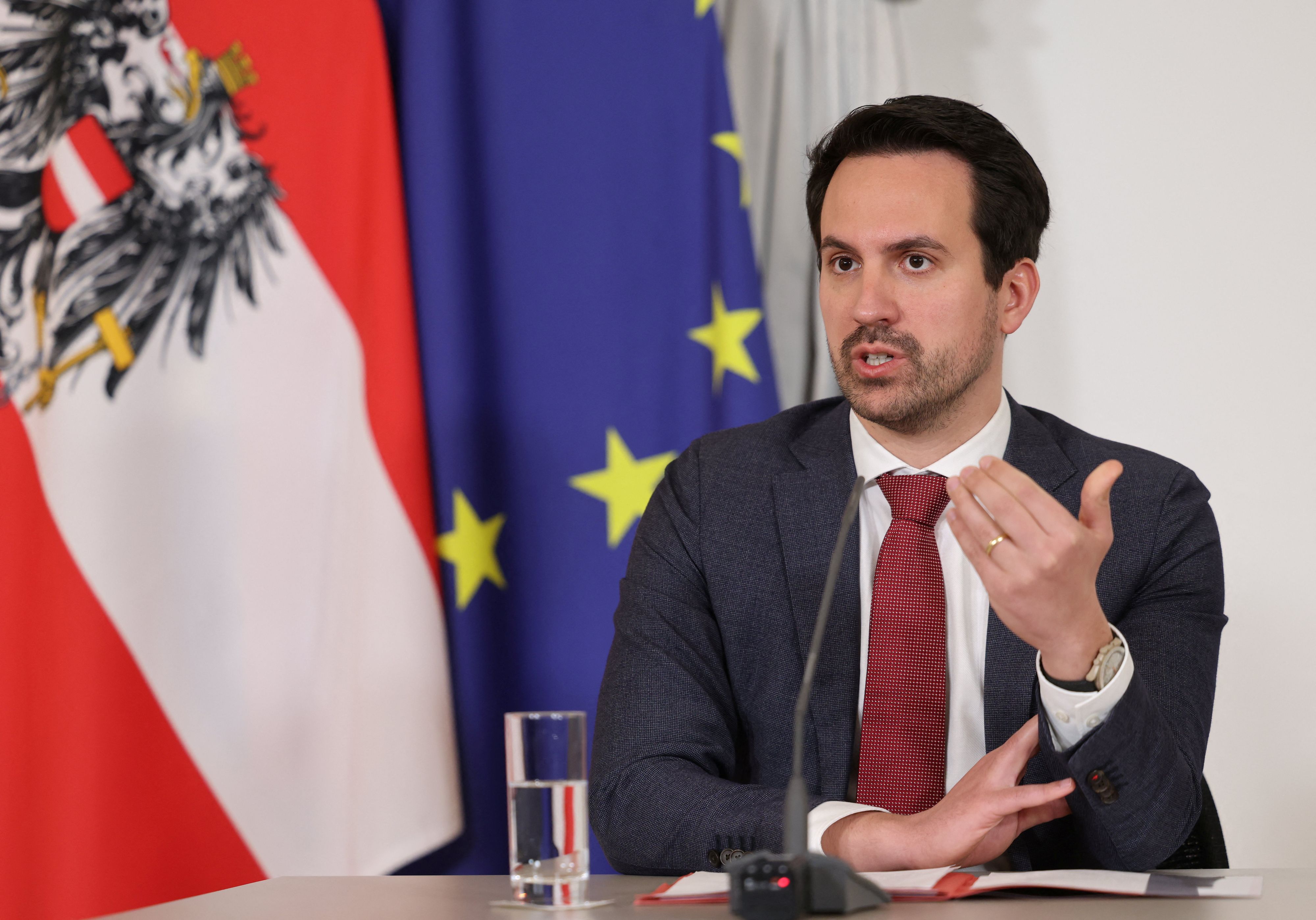 Die Pläne von Bildungsminister Christoph Wiederkehr (NEOS) stoßen bei der Lehrergewerkschaft auf Ablehnung. 