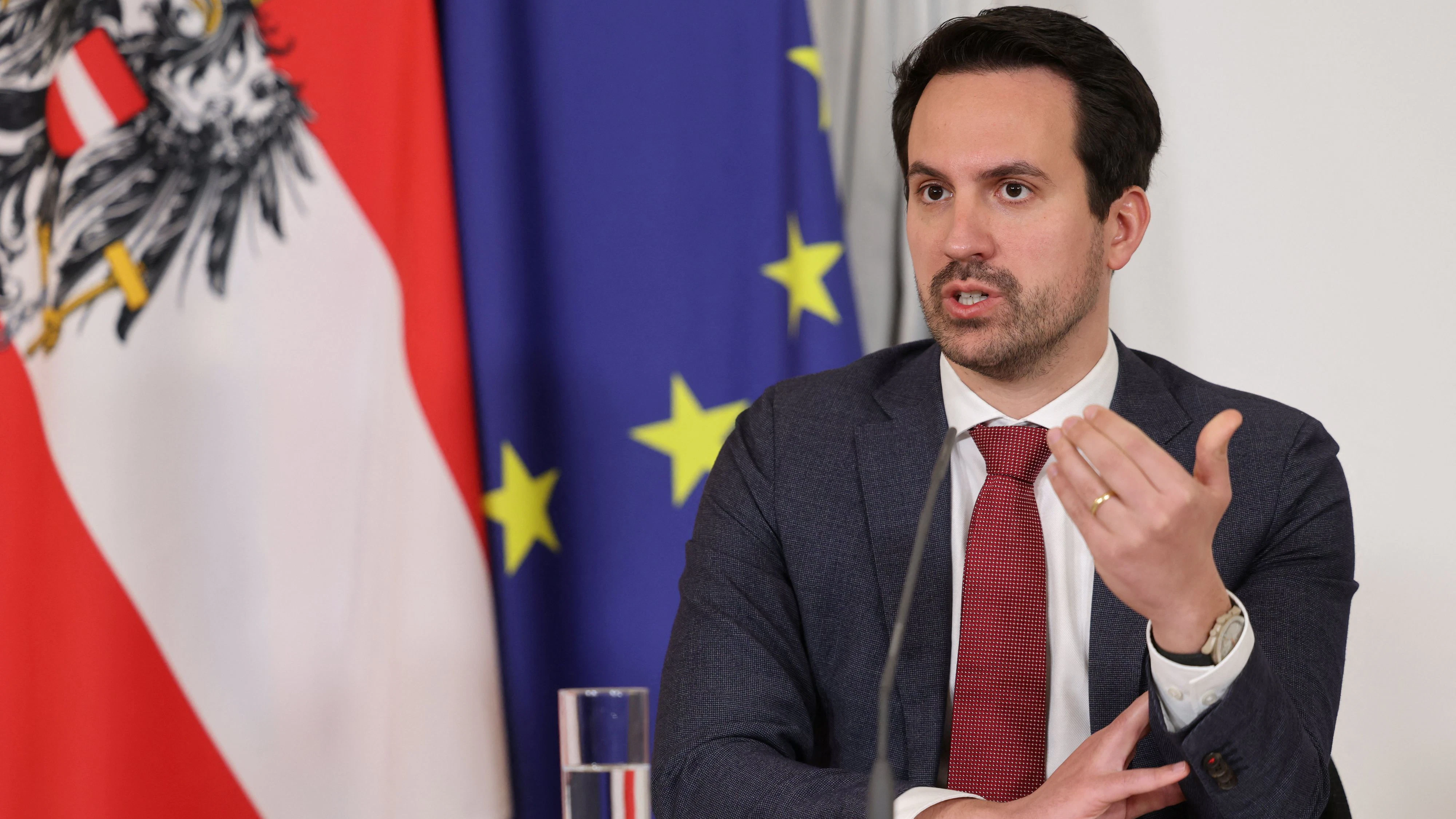 Die Pläne von Bildungsminister Christoph Wiederkehr (NEOS) stoßen bei der Lehrergewerkschaft auf Ablehnung. 