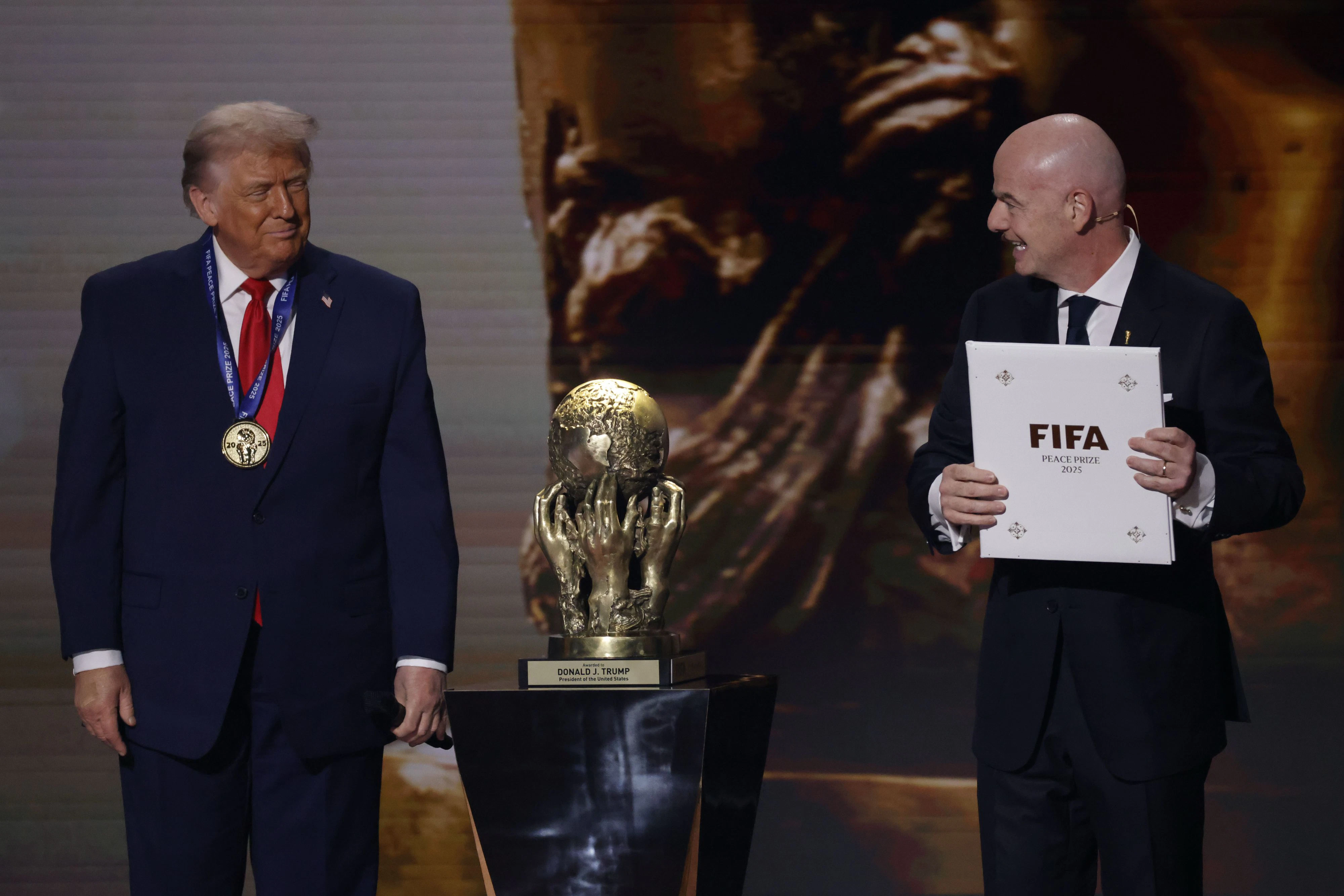 US-Präsident Donald Trump bekam im Dezember den ersten "FIFA Friedenspreis", zehn Wochen später griff er den Iran an