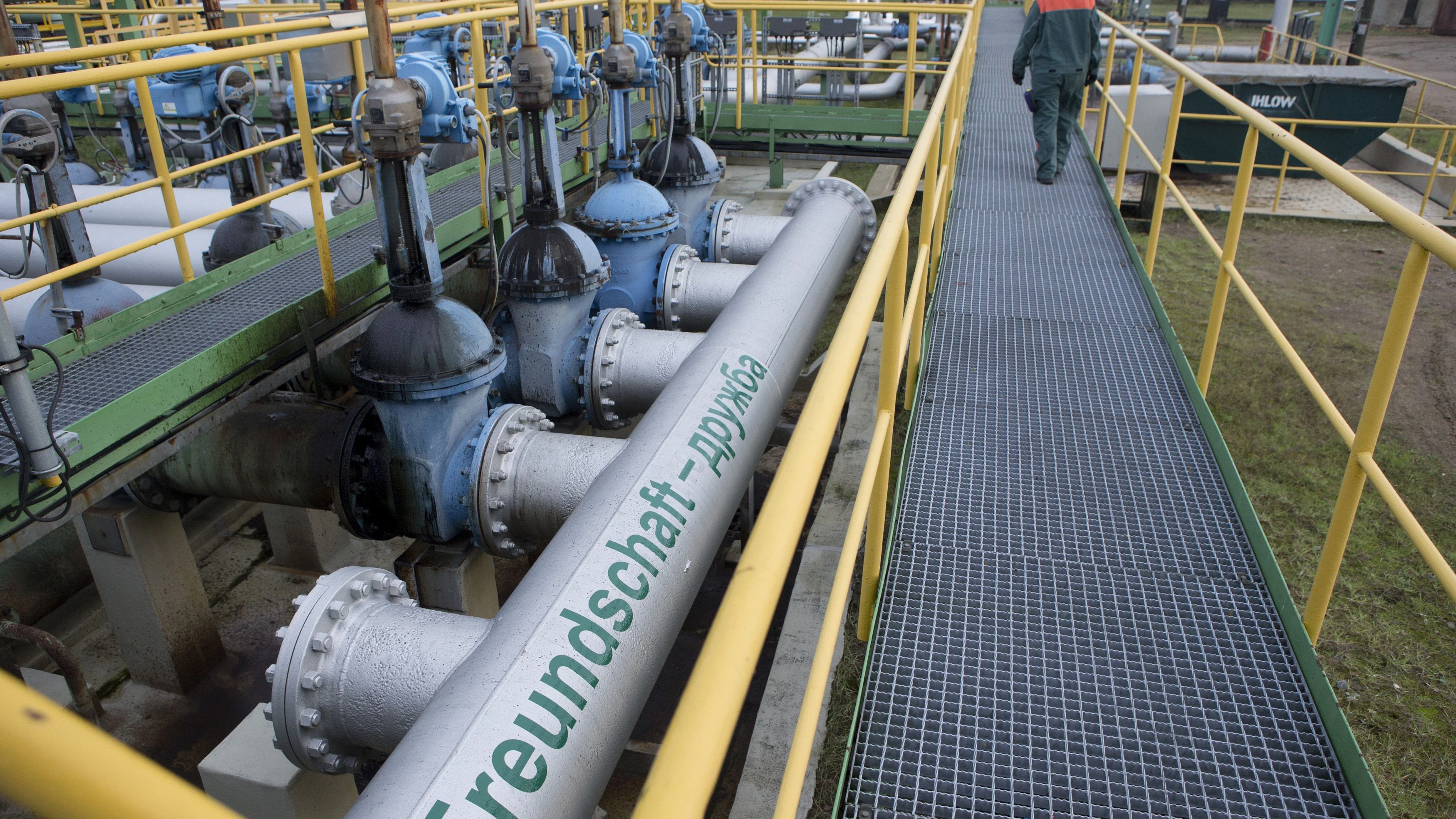 General view of the end of the 5000 km (3100 miles) long Druschba pipeline in the Petrolchemie and Kraftstoffe (PCK) oil refinary in Schwedt/Oder, October 20, 2014. The PCK refinery is co-owned by BP, Shell, Eni, Total  and Rosneft. Most of the crude oil is delivered by the Russian pipeline Druschba (friendship) from western Siberia.  REUTERS/Axel Schmidt (GERMANY)