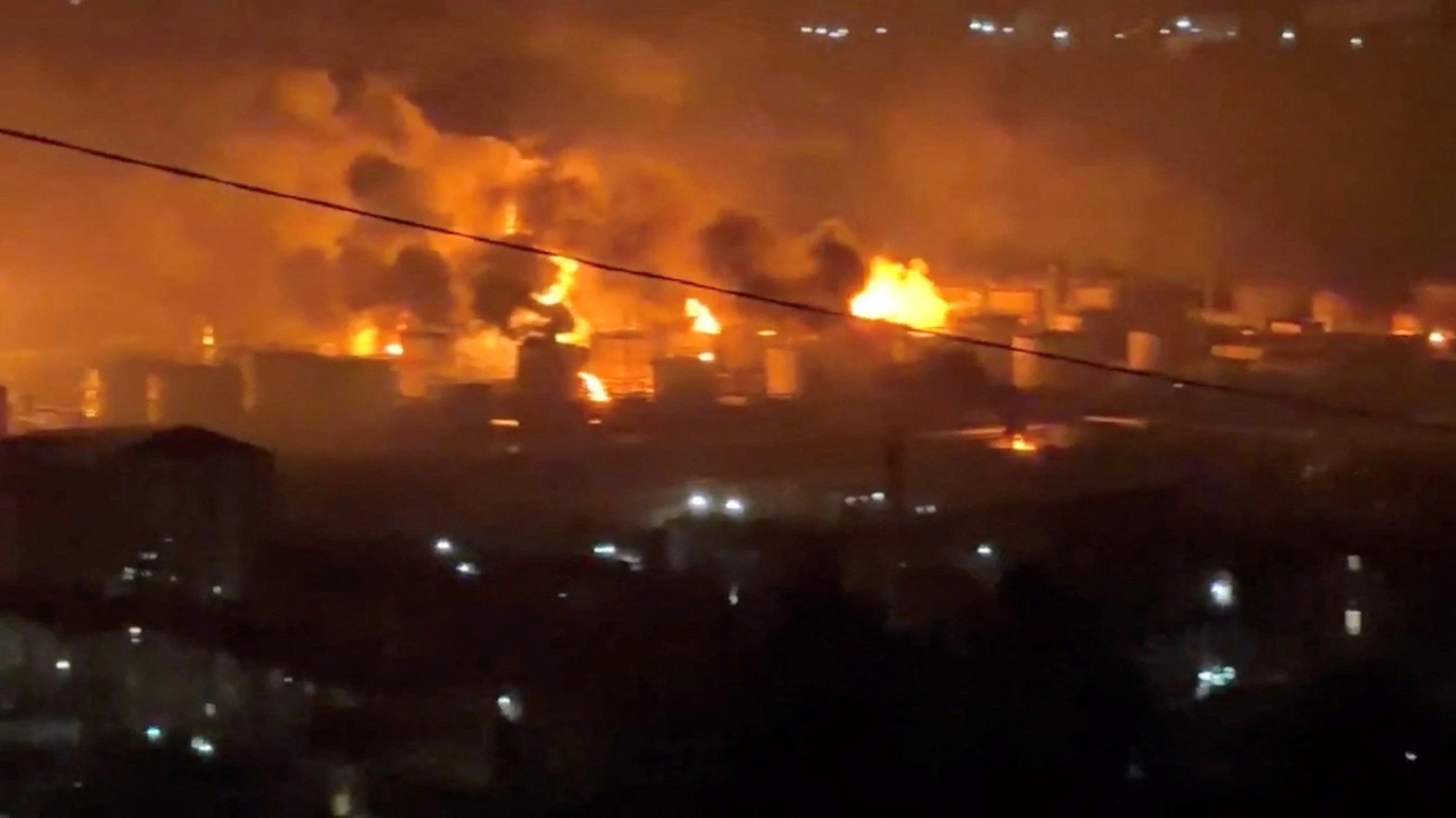 Heute.at - Feuer-Inferno! Drohnen zerfetzen russische Raffinerie