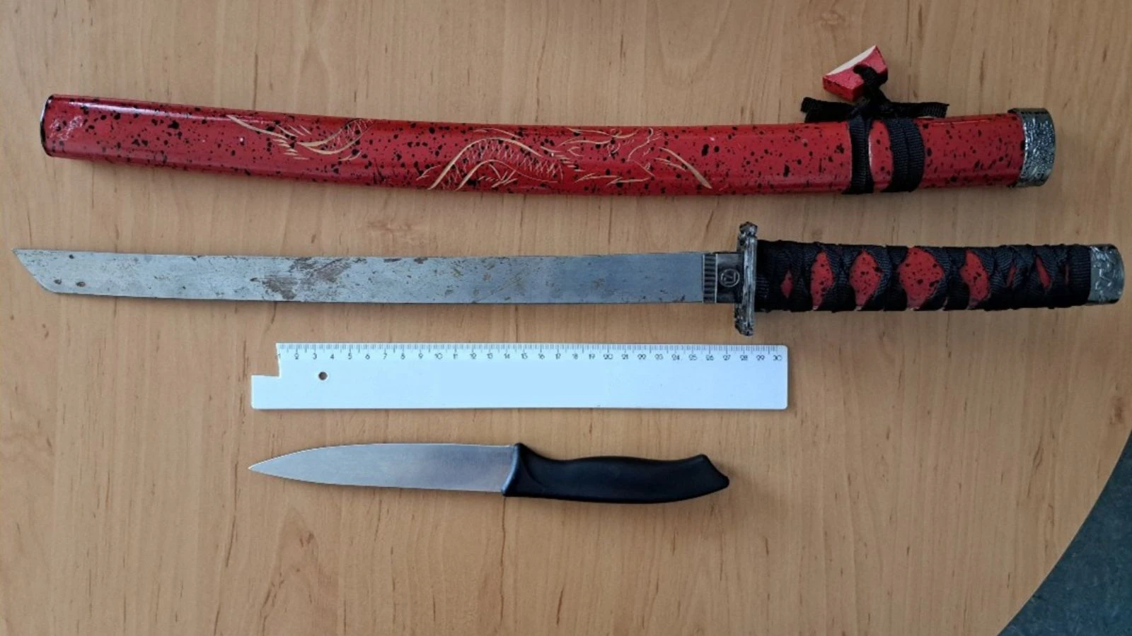 Drei jugendliche Ladendiebe mit Messer und Samuraischwert wurden am 21. April 2026 auf frischer Tat in einem Supermarkt am Kaisermühlendamm (22. Bezirk) ertappt und gestoppt.
