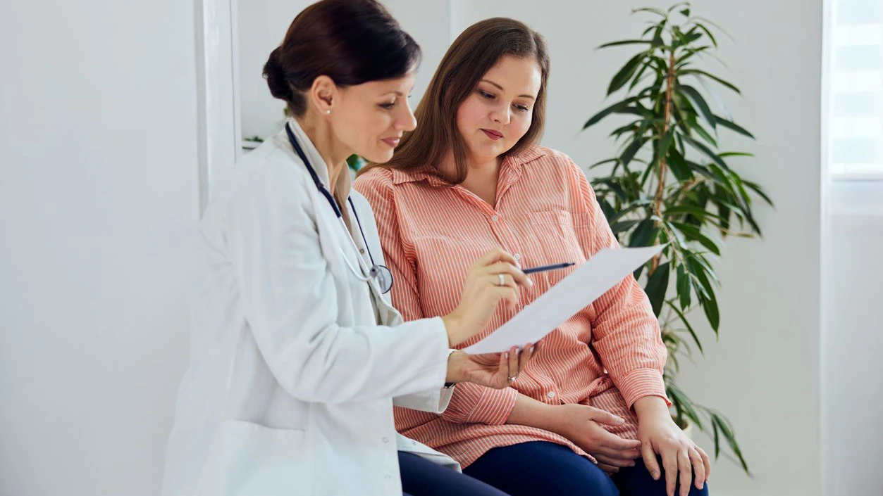 A smiling female nutritionist explaining a diet plan, a balanced and healthy menu for a pretty overweight woman.