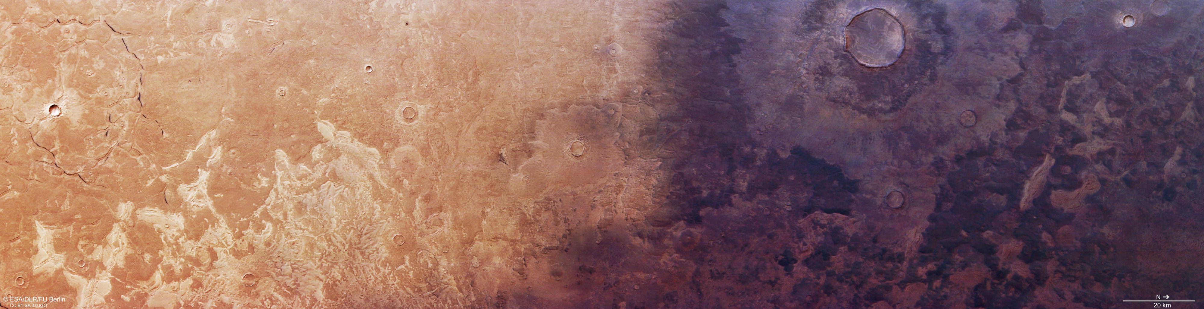 Ein Weitblick auf die Marsoberfläche aus der Vogelperspektive. Die Landschaft ist in zwei kontrastreiche Hälften geteilt: Die linke Seite ist heller, sandbeige mit schwachen Rippen und Rissen, während die rechte Seite dunkler, rotbraun und stärker mit Kratern übersät ist. Norden ist in dieser Mars-Express-Aufnahme rechts. Die Bodenauflösung des Originalbildes beträgt etwa 17 m/Pixel, und der Bildmittelpunkt liegt etwa bei den Mars-Koordinaten 43° N/102° O in der Region Utopia Planitia.
