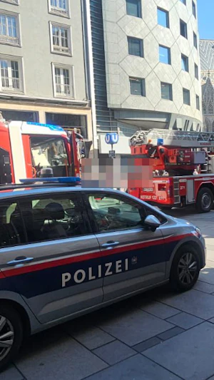 Brand Graben Wien: Feuerwehreinsatz in Parfümerie sorgt für Aufsehen. Dichter Rauch, viele Schaulustige – Ermittlungen zur Ursache laufen.