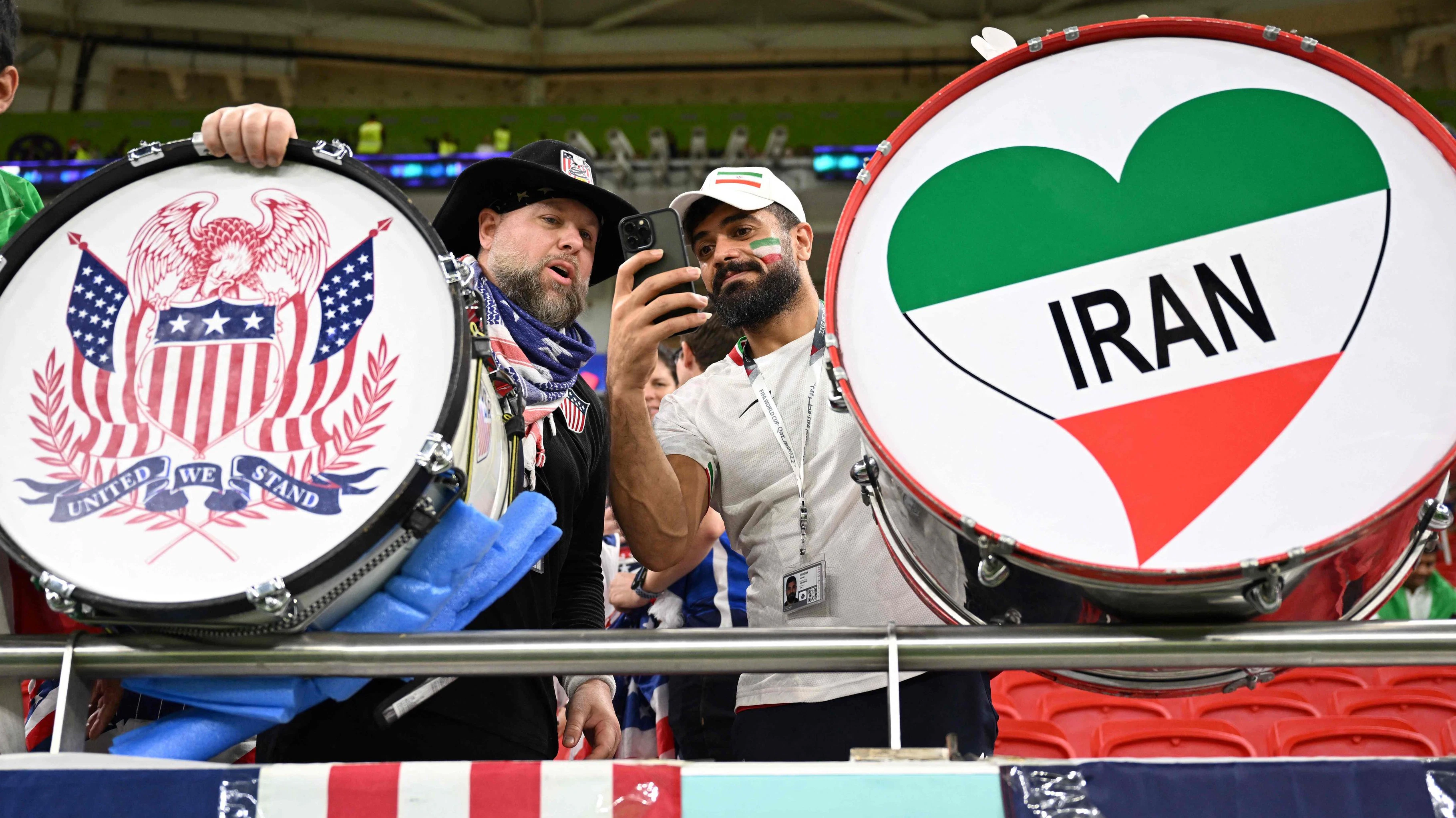 Die Kriegsgegner USA und Iran spielen im selben Stadion