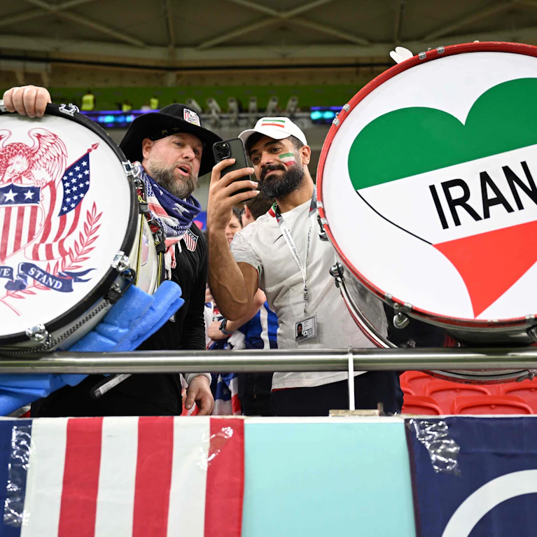 Am Persischen Golf sind sie erbitterte Feinde, bei der Fußball-WM spielen die USA und der Iran im selben Stadion. Aber während sich Amerika schwer damit tut, Fans zu mobilisieren, läuft der Verkauf für die Iran-Spiele super. Seltsam! Die Hintergründe.