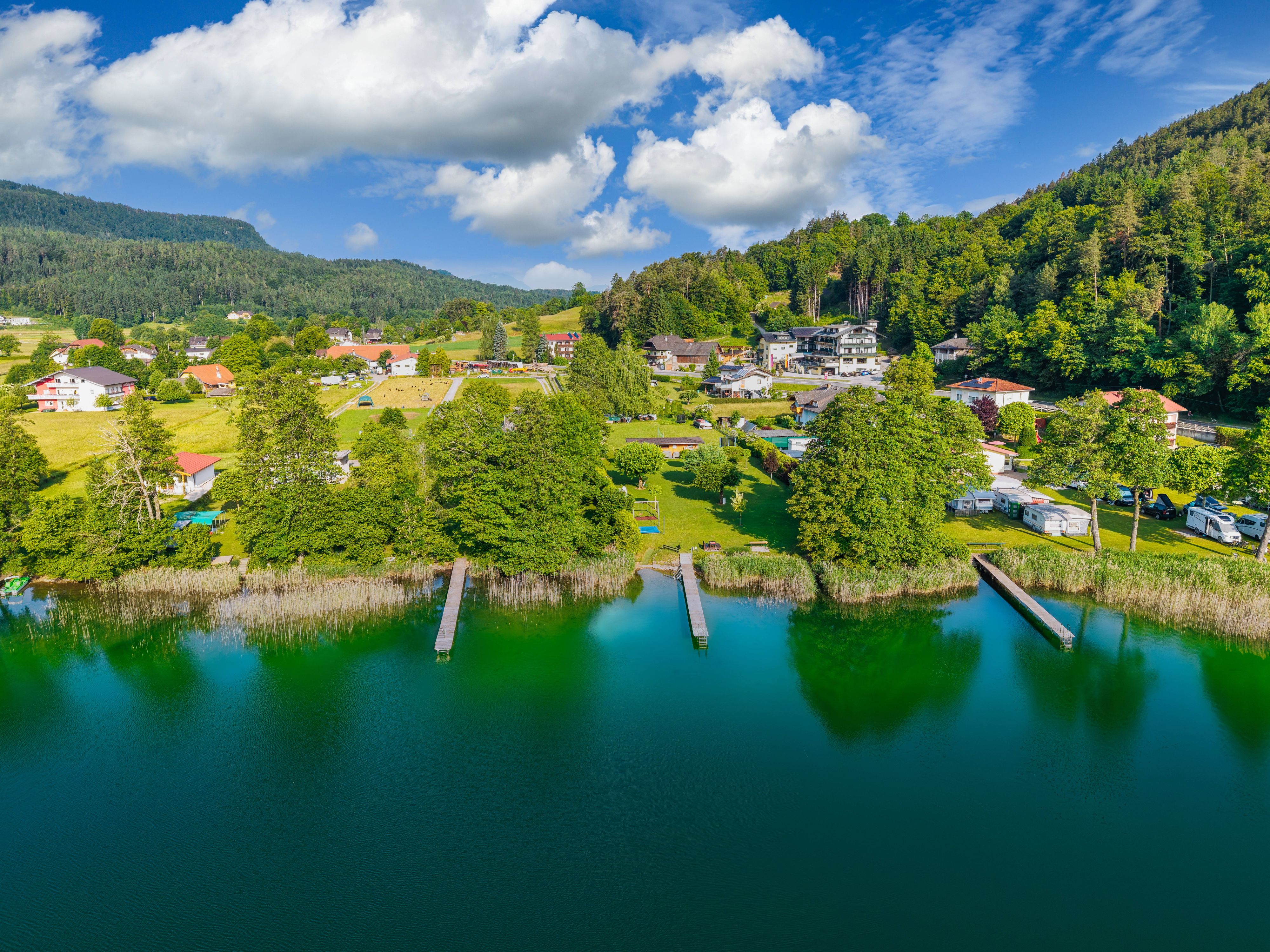 Ein Blick über den Keutschacher See in Österreich.