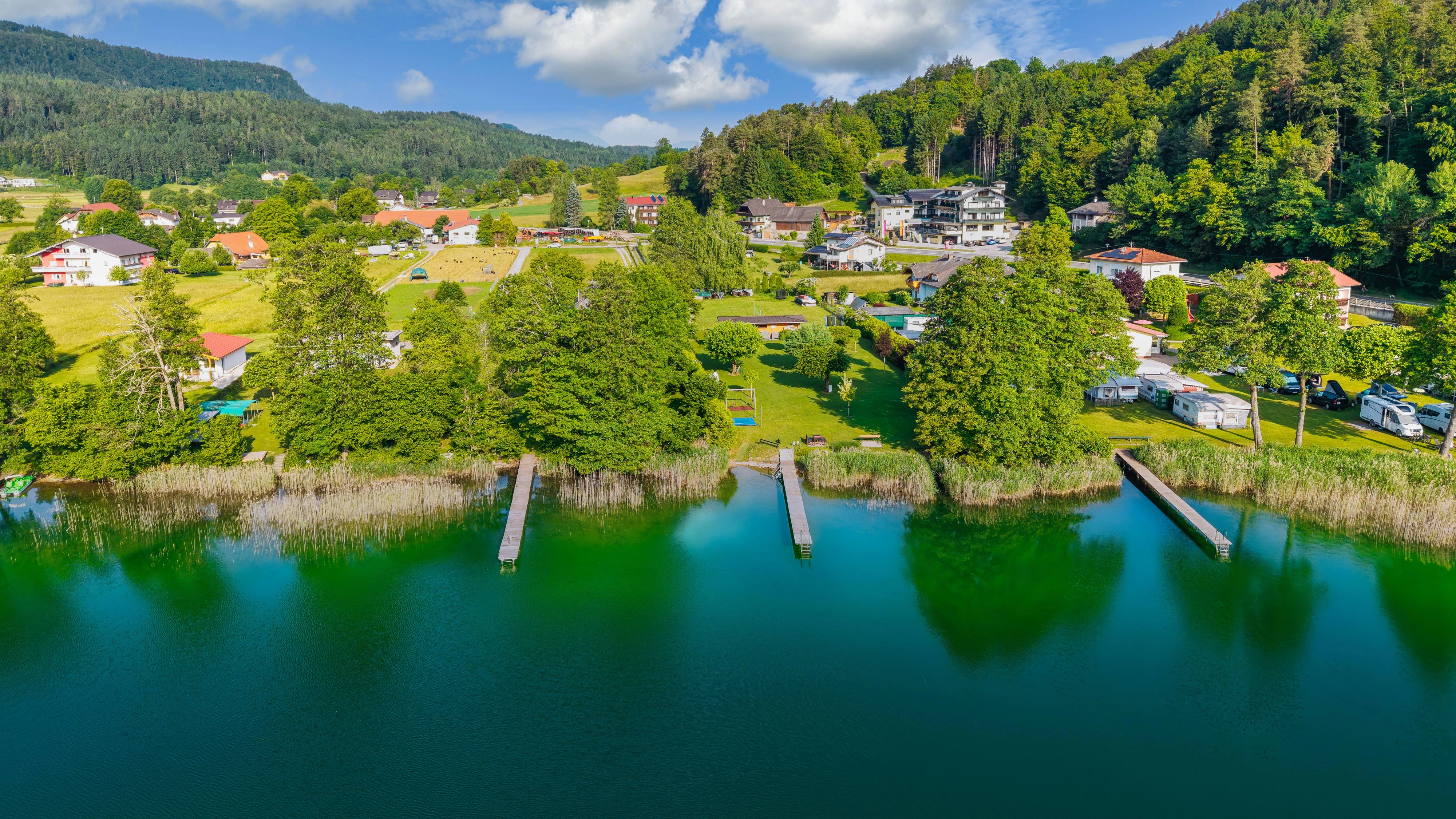 Ein Blick über den Keutschacher See in Österreich.