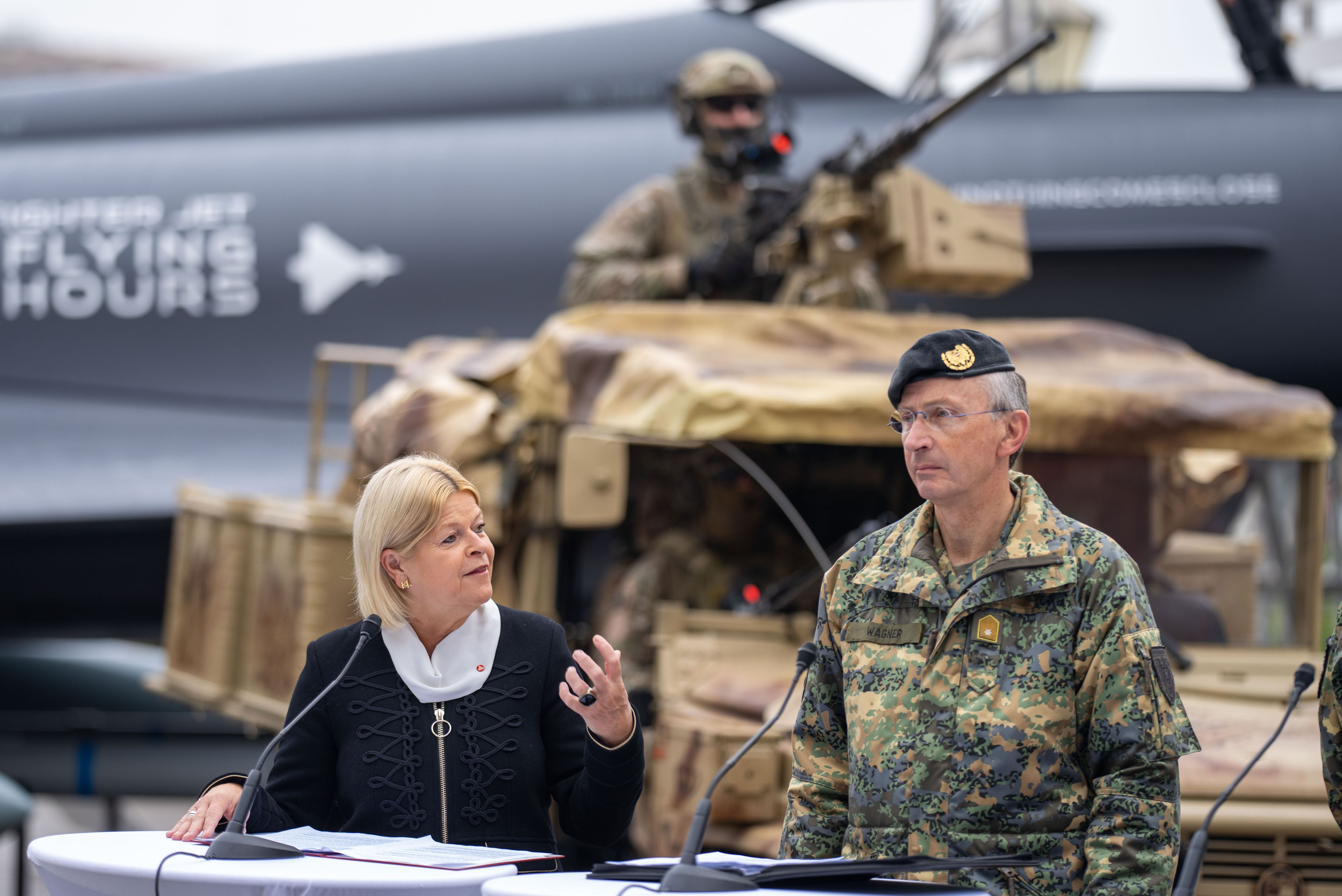 Kurt Wagner mit Verteidigungsministerin Klaudia Tanner (ÖVP).