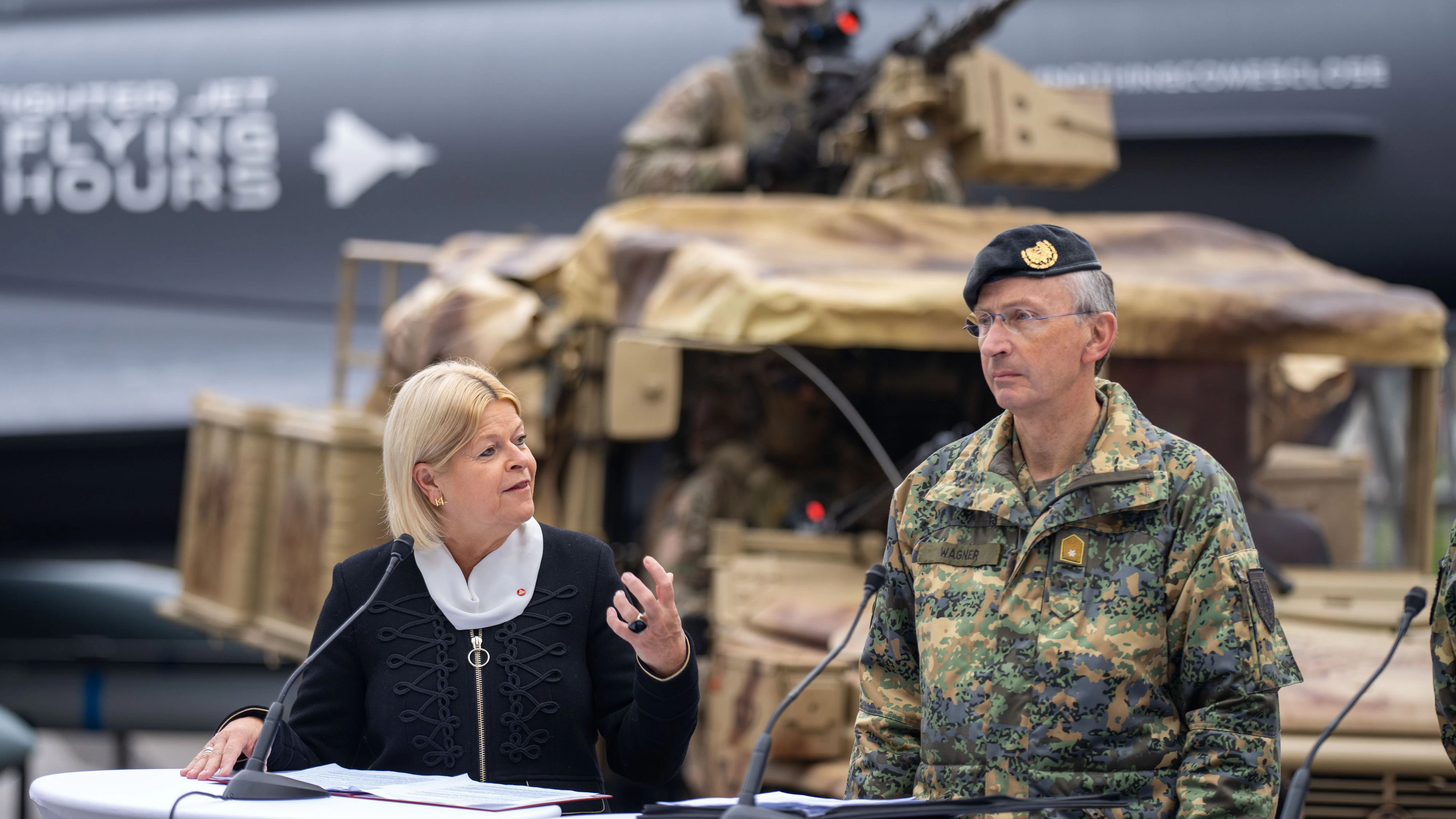 ABD0076_20241023 - WIEN - ÖSTERREICH: vlnr.: Verteidigungsministerin Klaudia Tanner und Militärkommandant Brigadier Kurt Wagner (Wien) am Mittwoch, 23. Oktober 2024, während einer PK vom Bundesheer zum Nationalfeiertag 2024 in Wien. - FOTO: APA/GEORG HOCHMUTH
