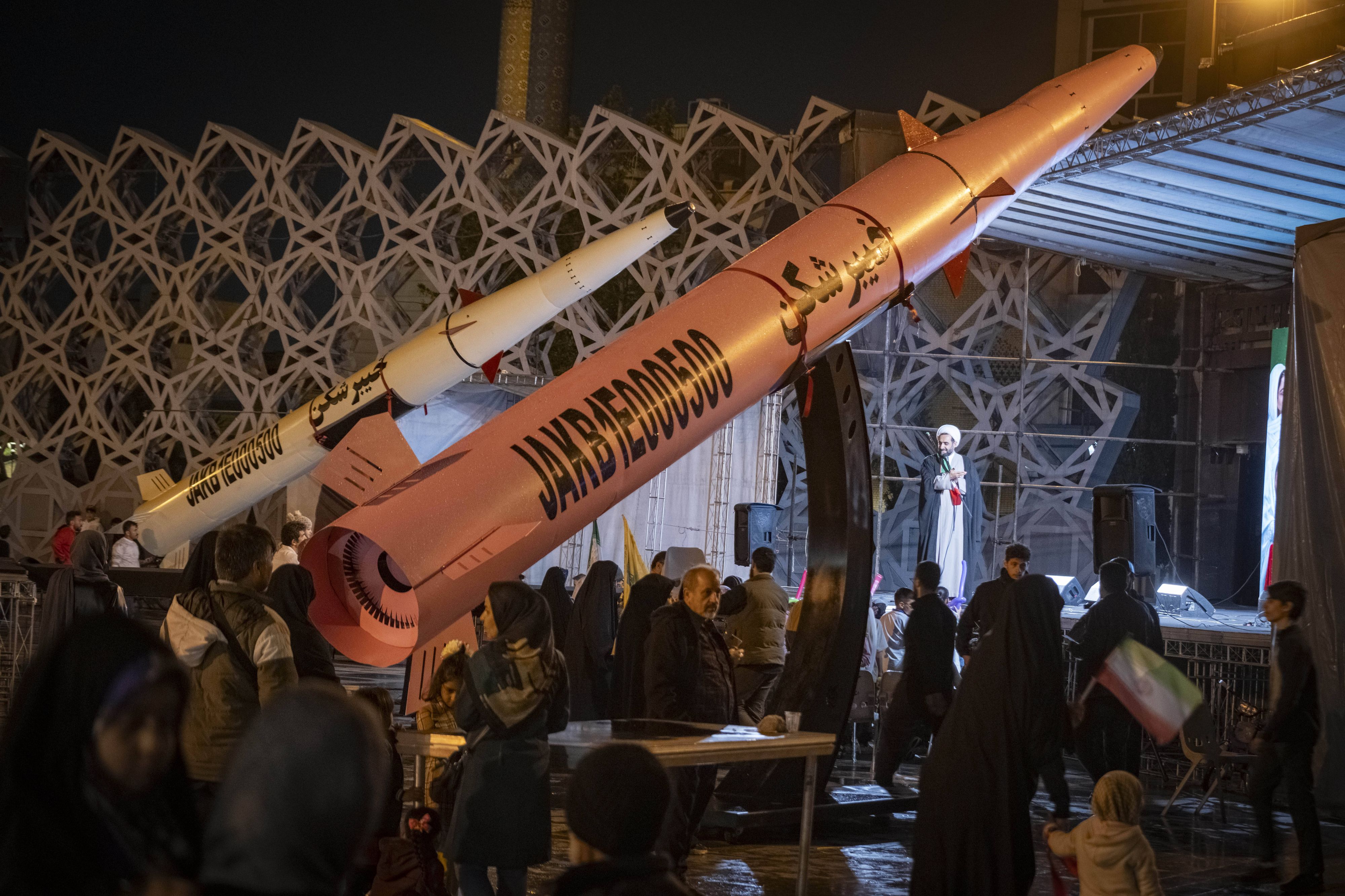 Die iranische Führung stimmt die Bevölkerung auf Krieg ein. Mit rosa Raketen sollen offenbar die Frauen angesprochen werden. 19. April 2026