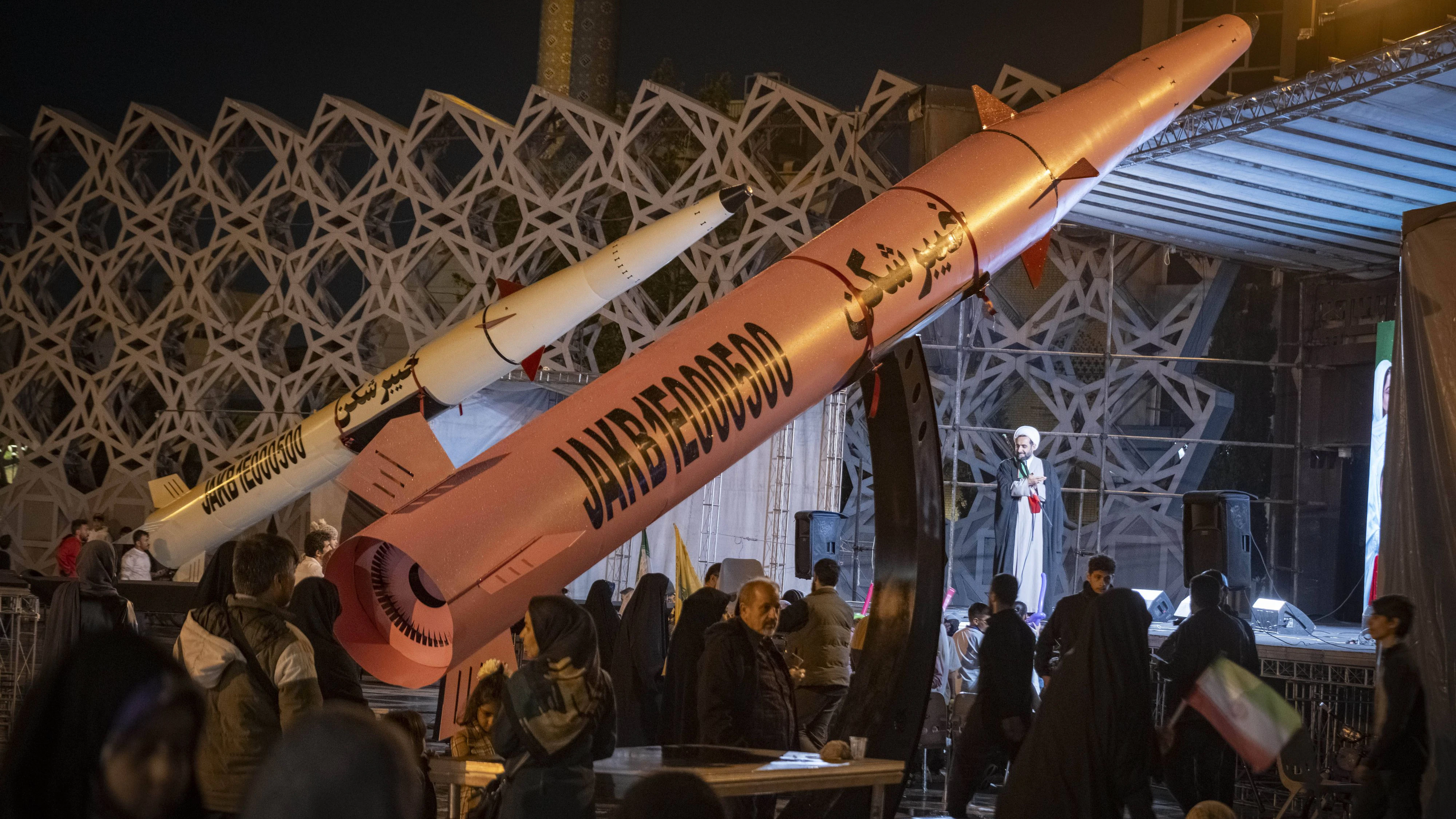 Iran-War-Pro-Government Rally Pro-government supporters gather under two scale models of Iran-made Kheibar Shekan ballistic missiles, while a cleric performs at a rally in southern Tehran, Iran, on April 19, 2026, during a ceasefire between Iran and the United States-Israeli coalition. Tehran Tehran Iran PUBLICATIONxNOTxINxFRA Copyright: xMortezaxNikoubazlx originalFilename: nikoubazl-iranwarp260419_npjF9.jpg