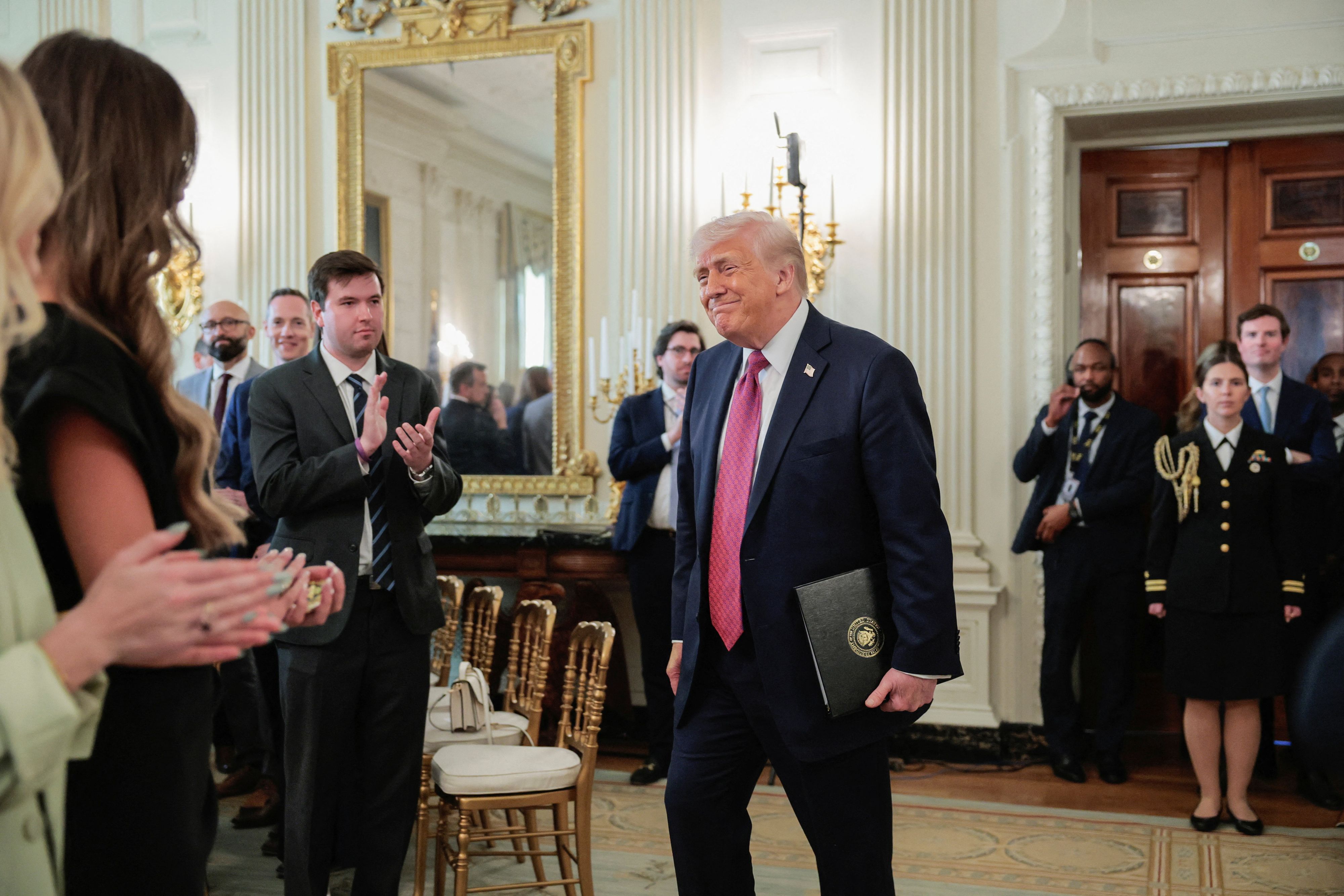 Heute hätte die Waffenruhe zwischen dem Iran und den USA auslaufen sollen. Auf Bitten von Pakistan hat US-Präsident Donald Trump diese verlängert.