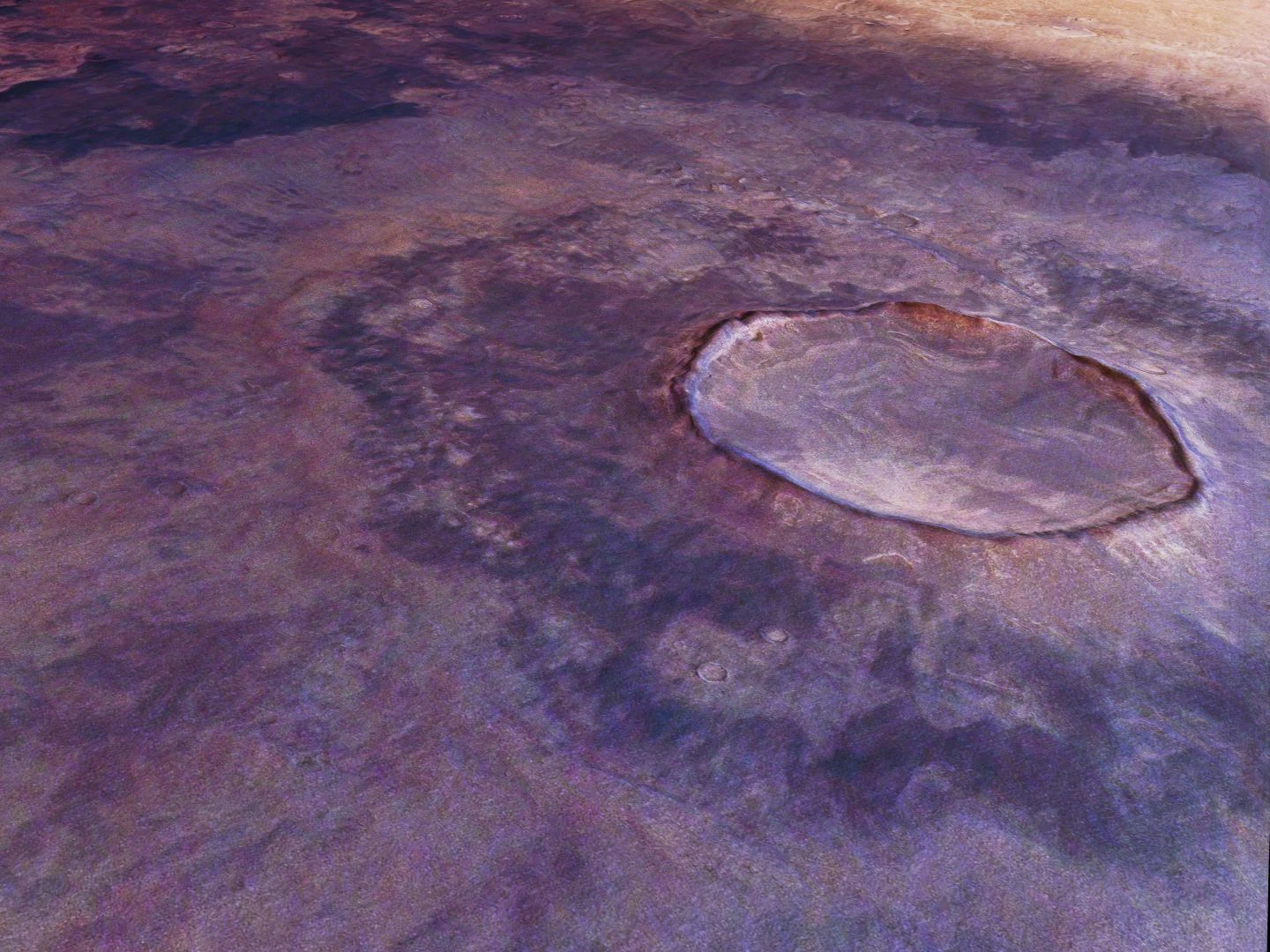Vogelperspektive auf einen Einschlagkrater auf dem "aschigen" Teil des Hauptbildes (rechts oben) in der Mars-Region Utopia Planitia.